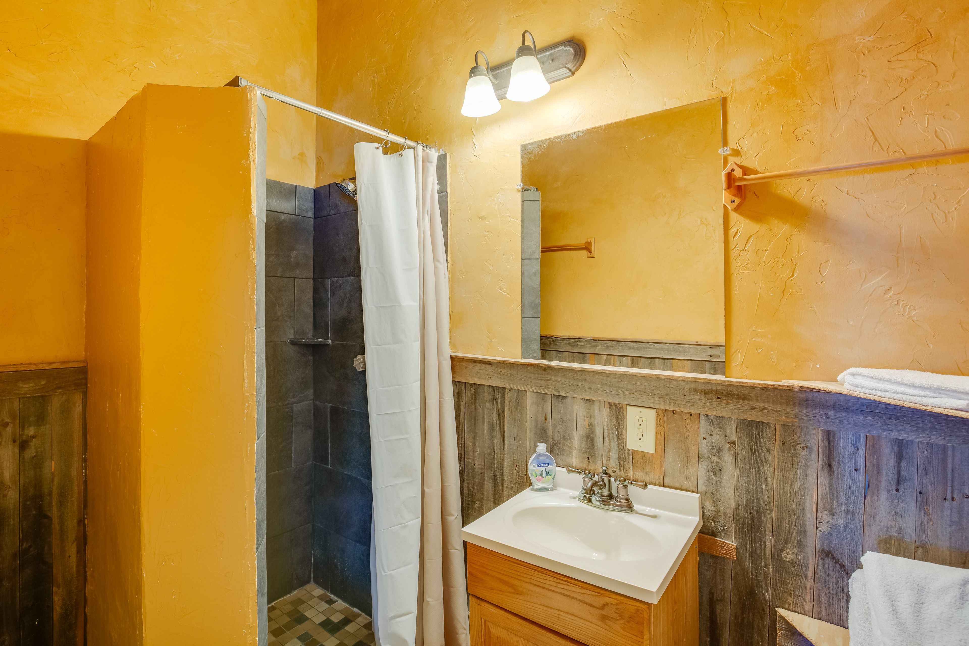 Full Bathroom | Towels Provided