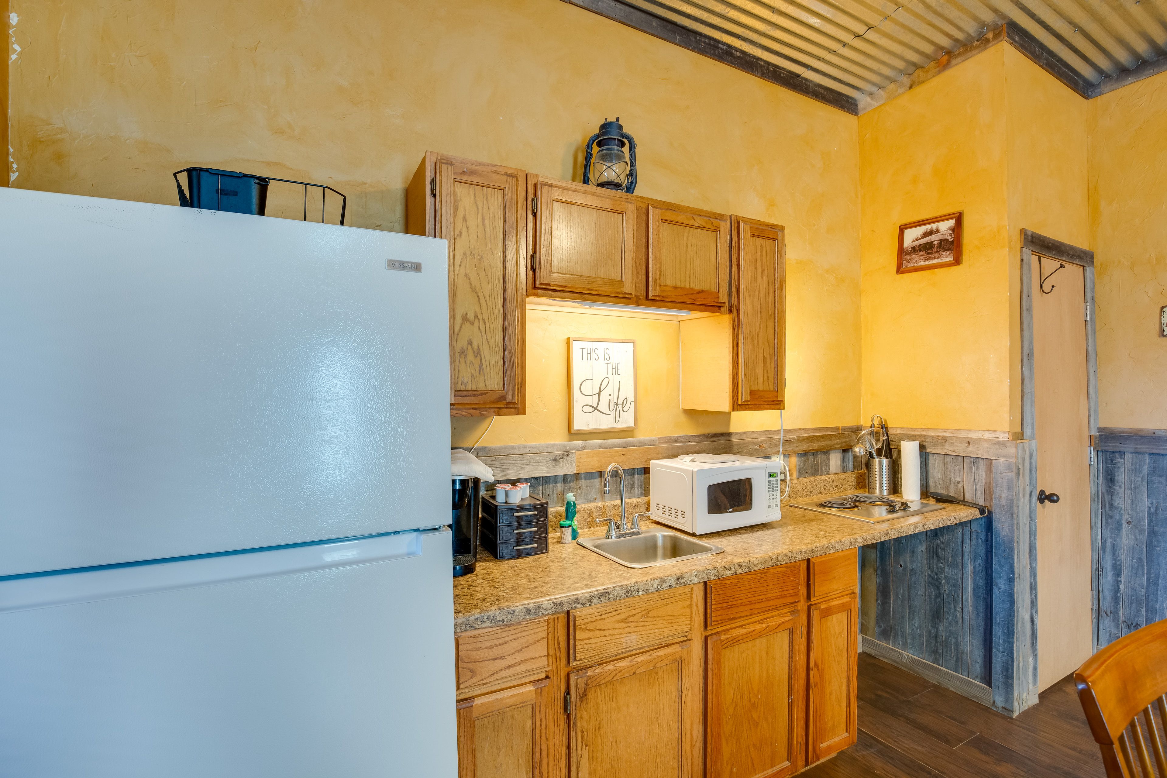 Kitchenette | 2-Burner Stovetop | Microwave | Coffee Maker