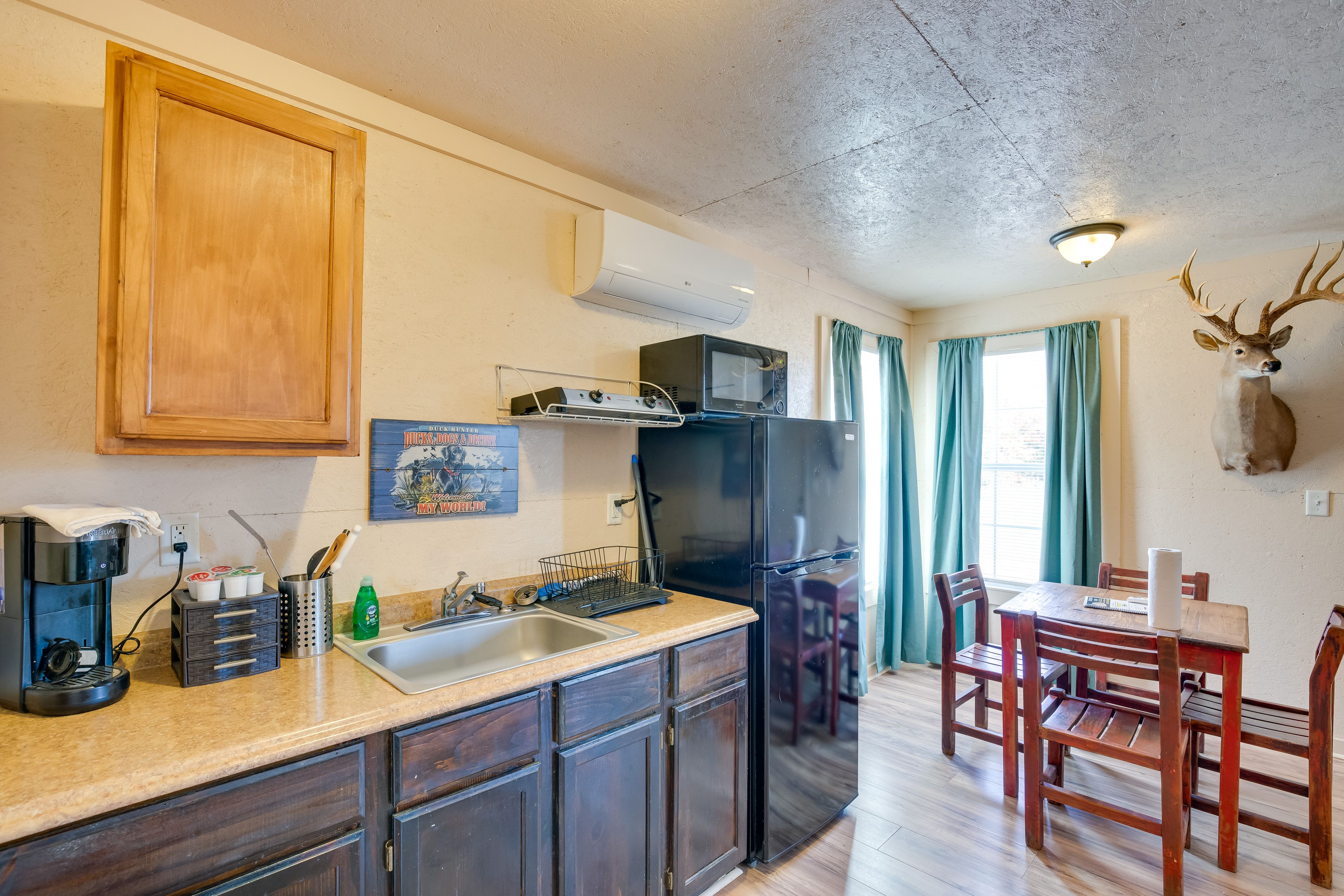 Kitchenette | Hot Plate | Microwave | Coffee Maker
