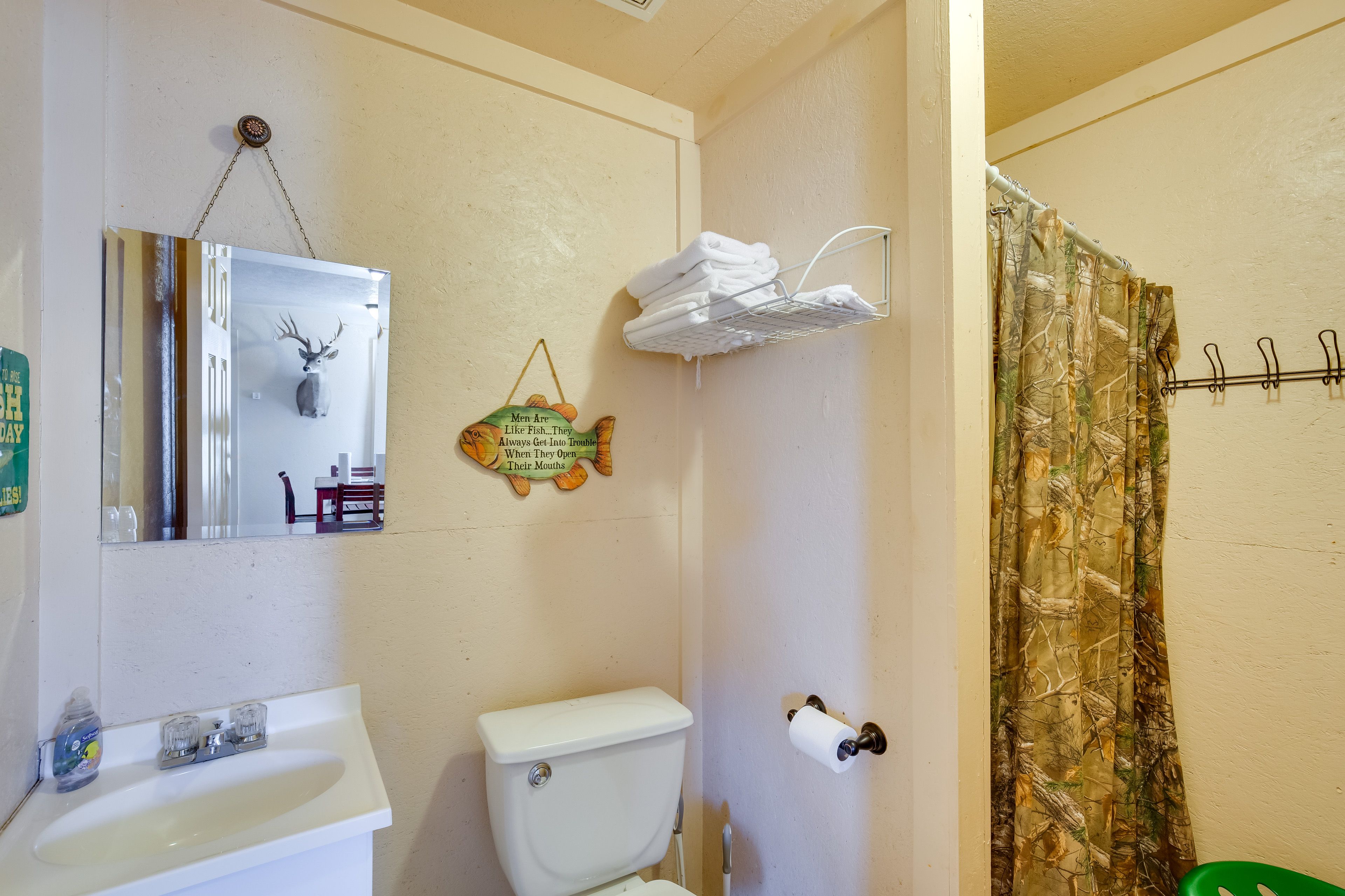 Full Bathroom | Towels Provided