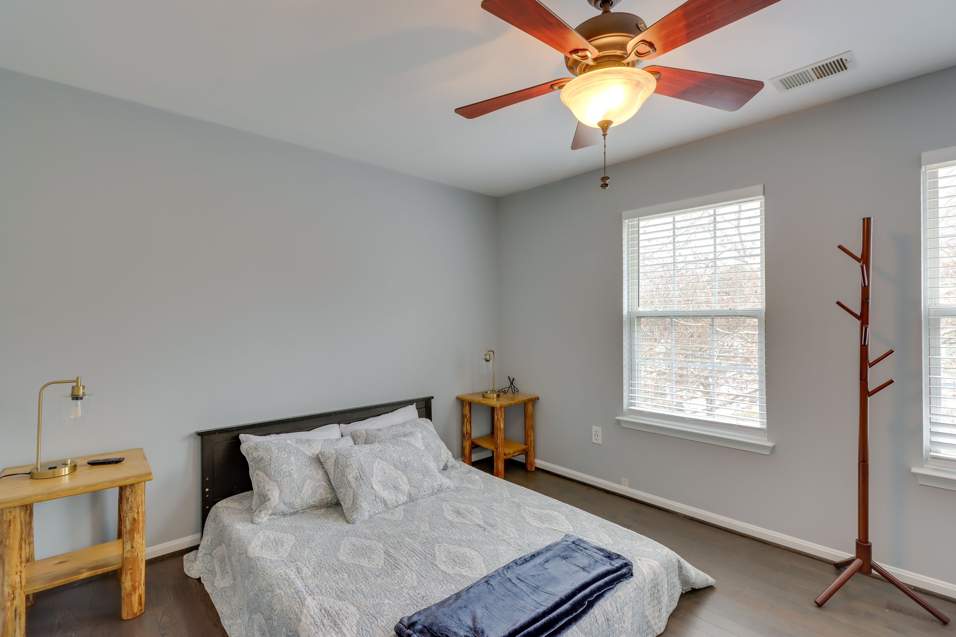Bedroom 3 | Queen Bed | 2nd Floor | Hangers