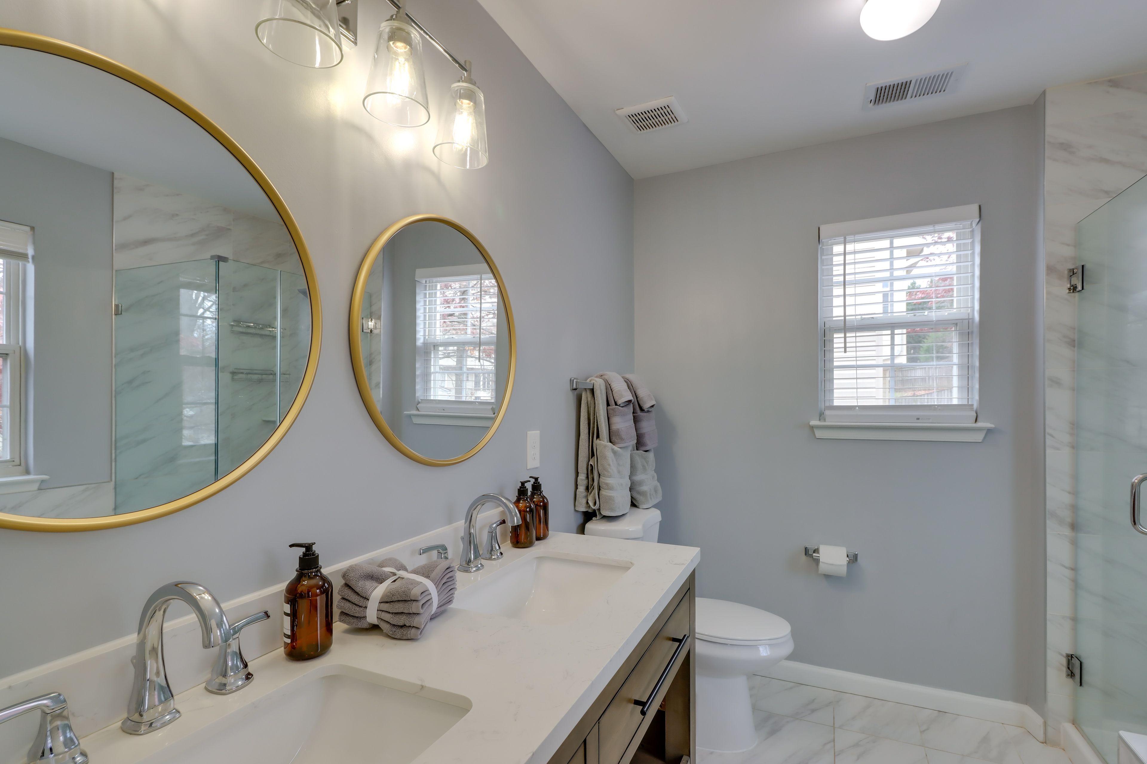 Full Bathroom | 2nd Floor | Towels Provided | Complimentary Toiletries