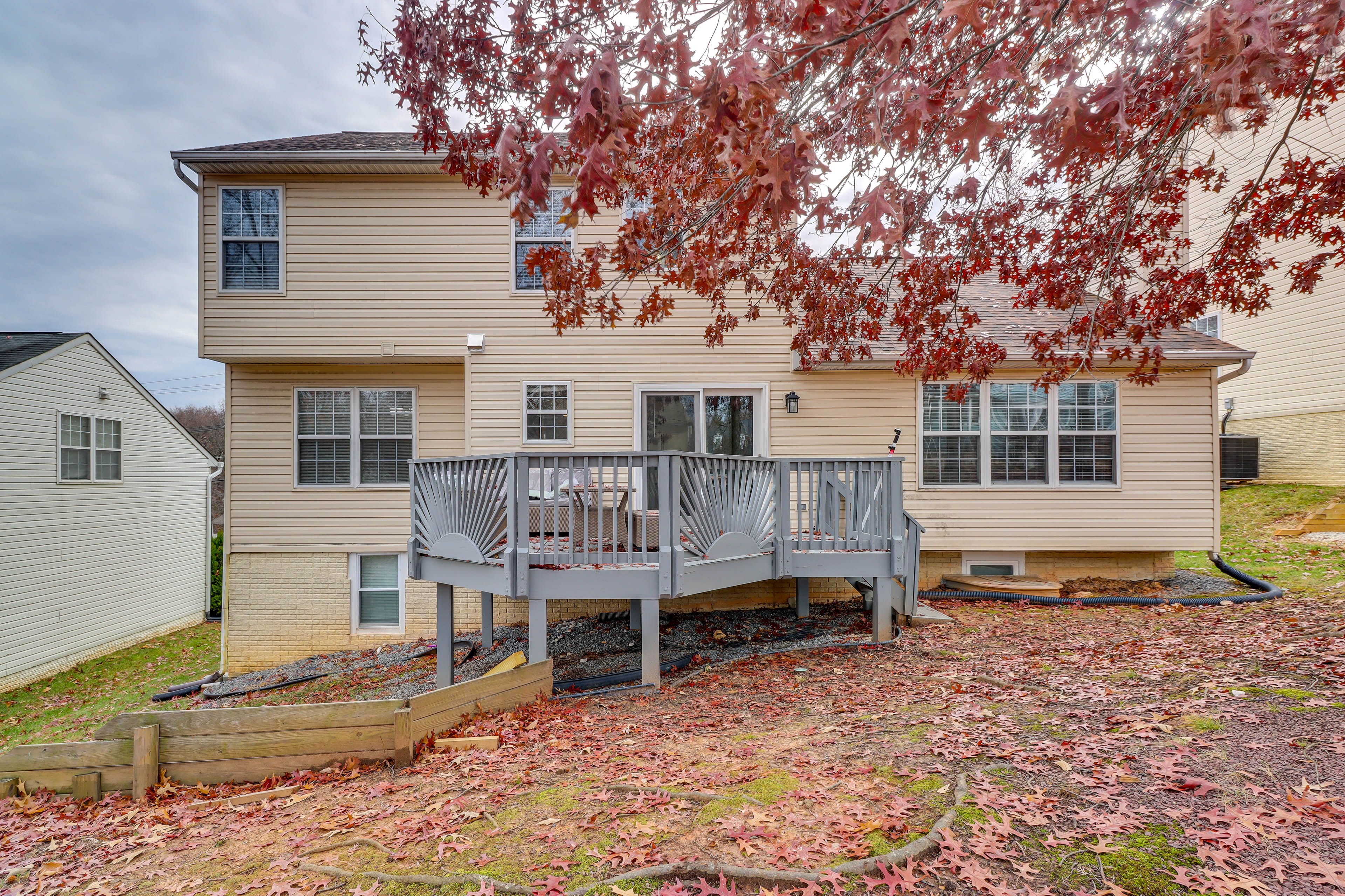 Shared Exterior | Yard | Deck | Gas Grill