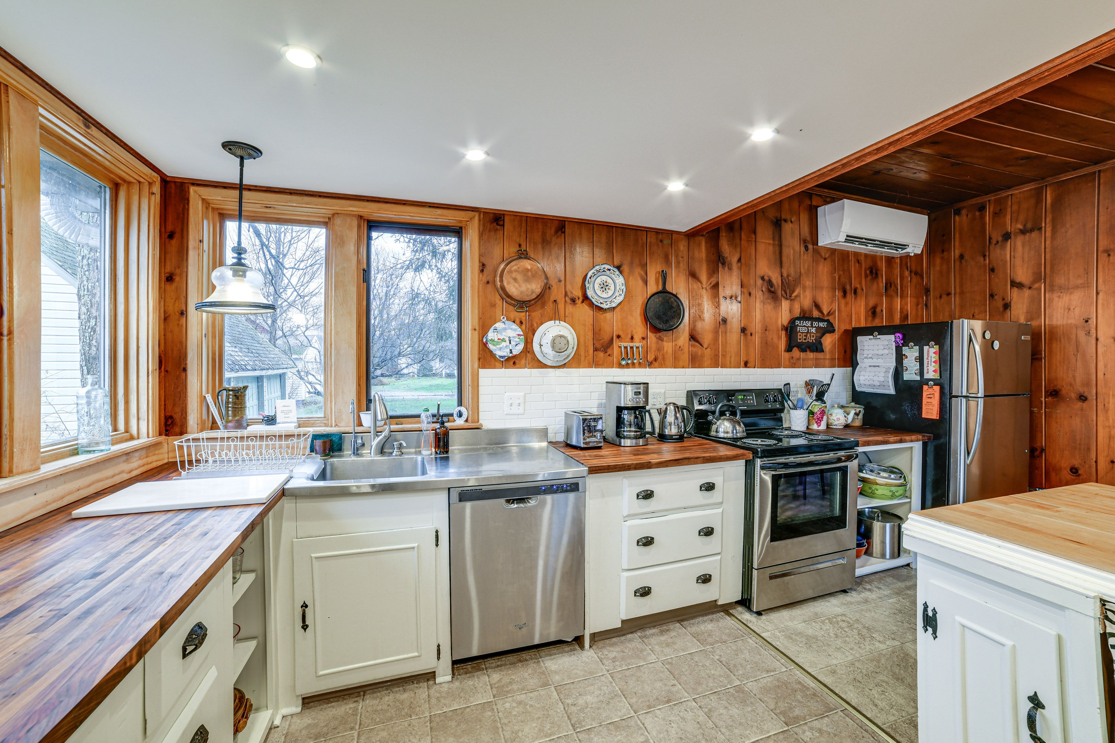 Kitchen | Equipped w/ Cooking Essentials | Breakfast Table