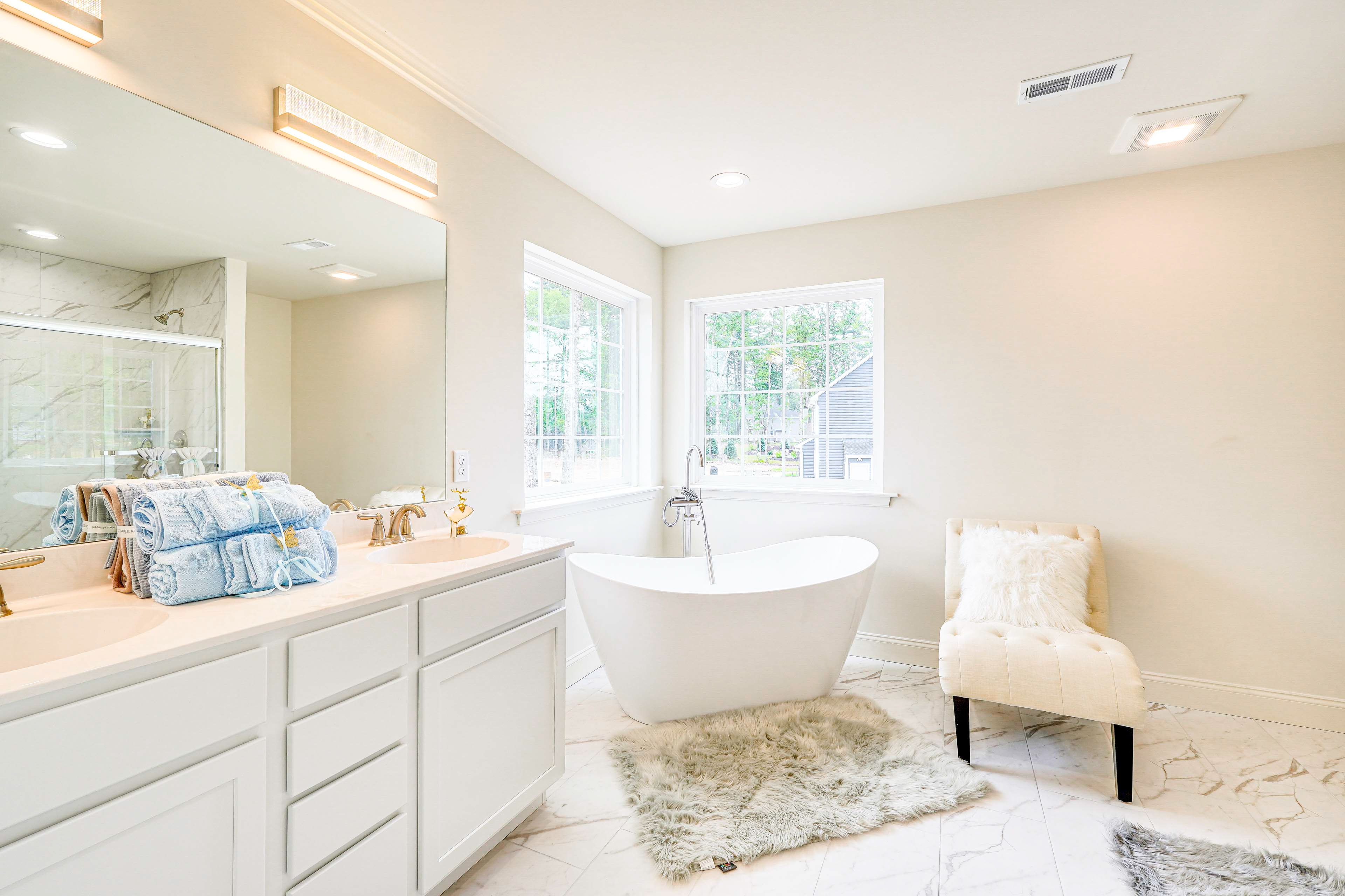 En-Suite Bathroom | Soaking Tub | 2nd Floor