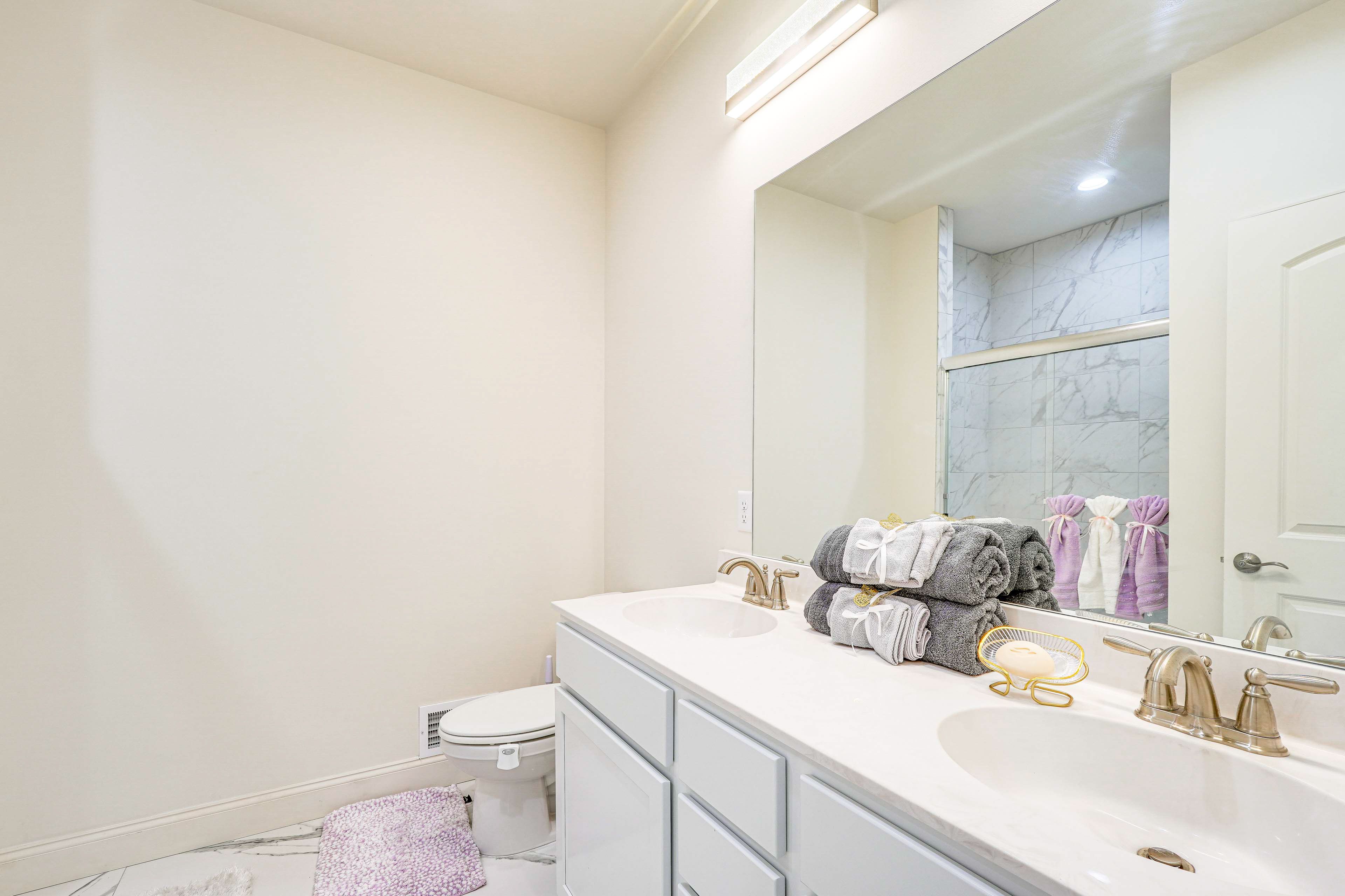 En-Suite Bathroom | Complimentary Toiletries | 1st Floor