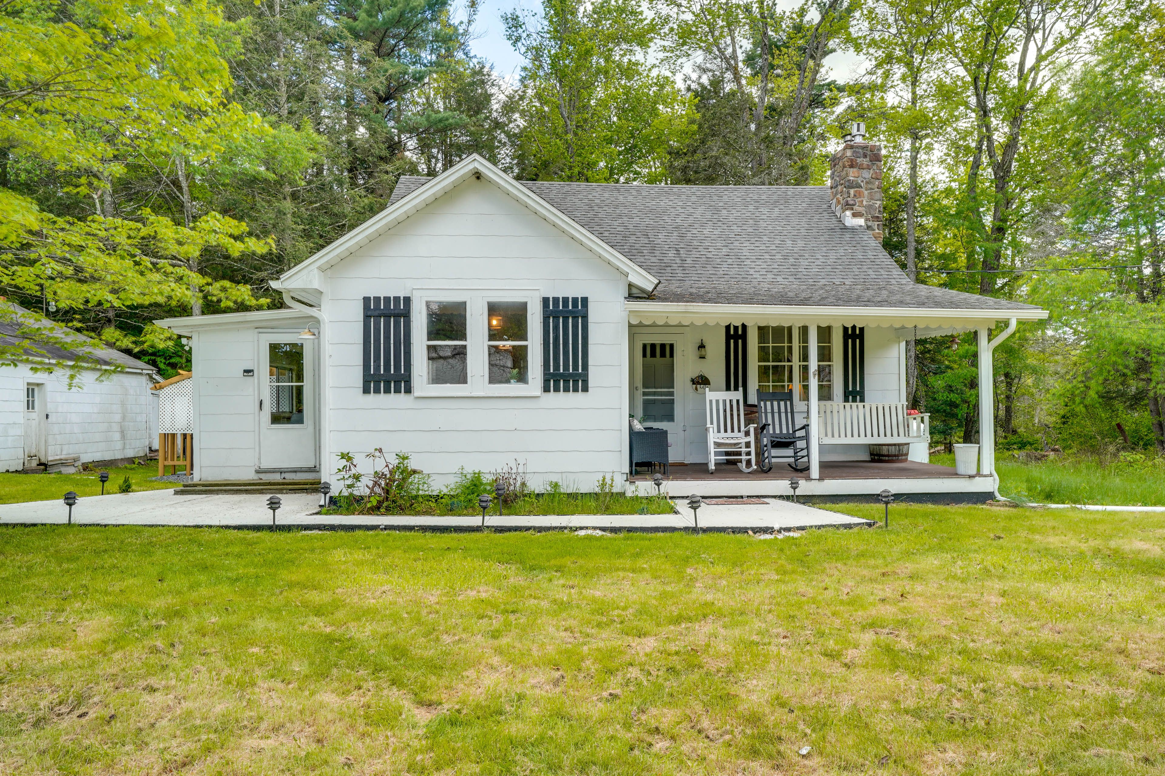 Blakeslee Vacation Rental | 3BR | 1.5BA | 1,300 Sq Ft | Stairs Required
