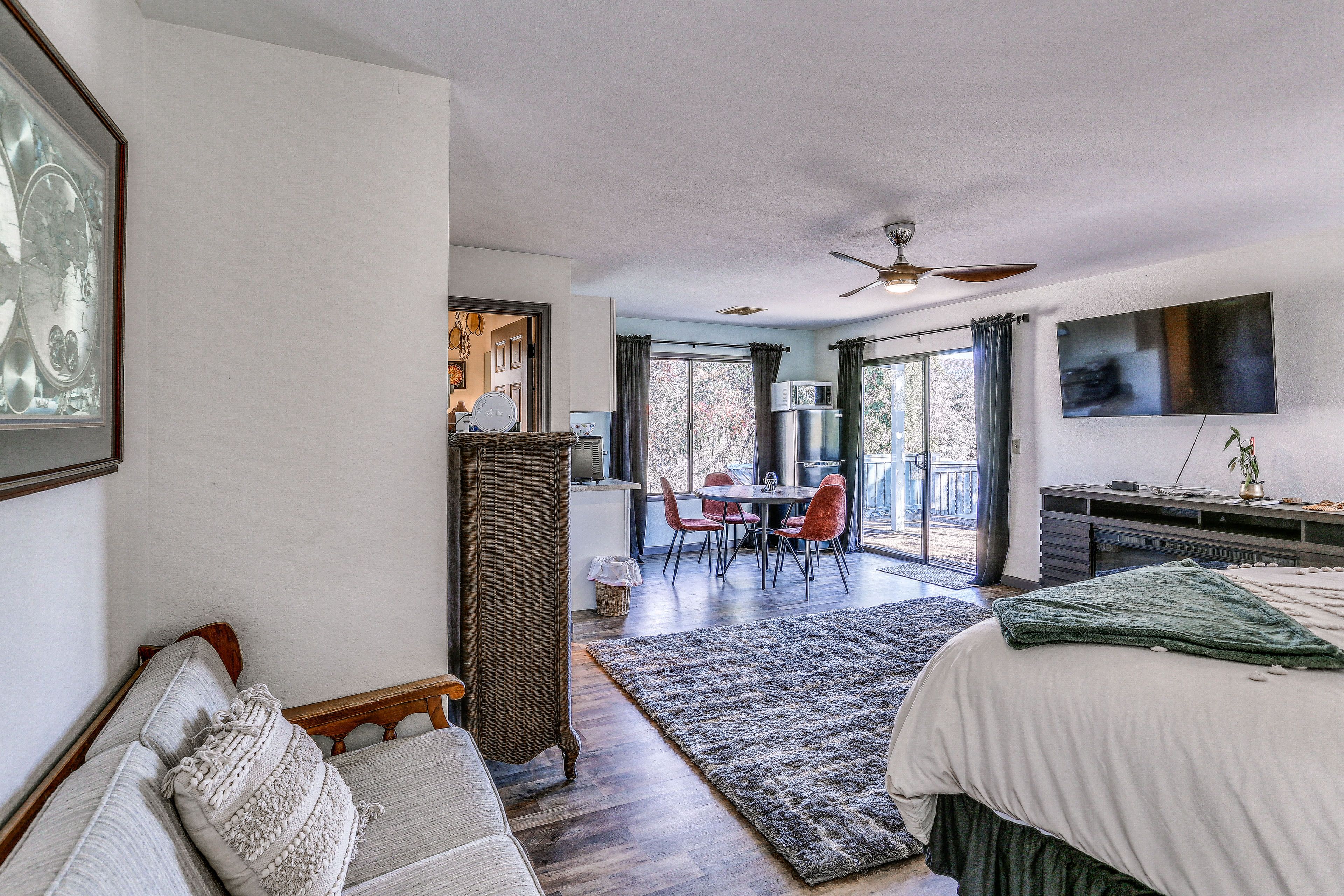 Studio | Living Space | Smart TV | Free WiFi