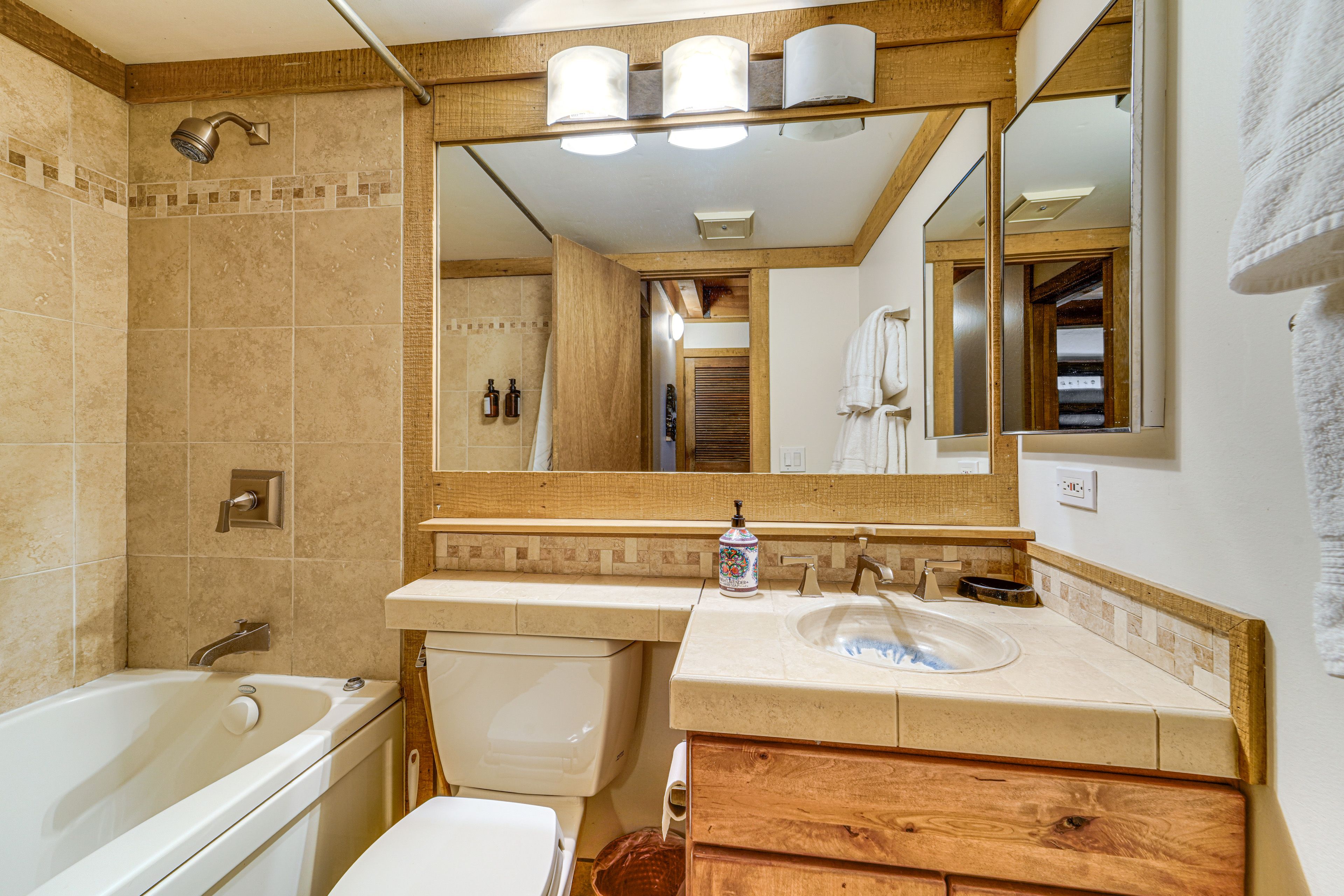 Full Bathroom | Complimentary Toiletries | Towels Provided
