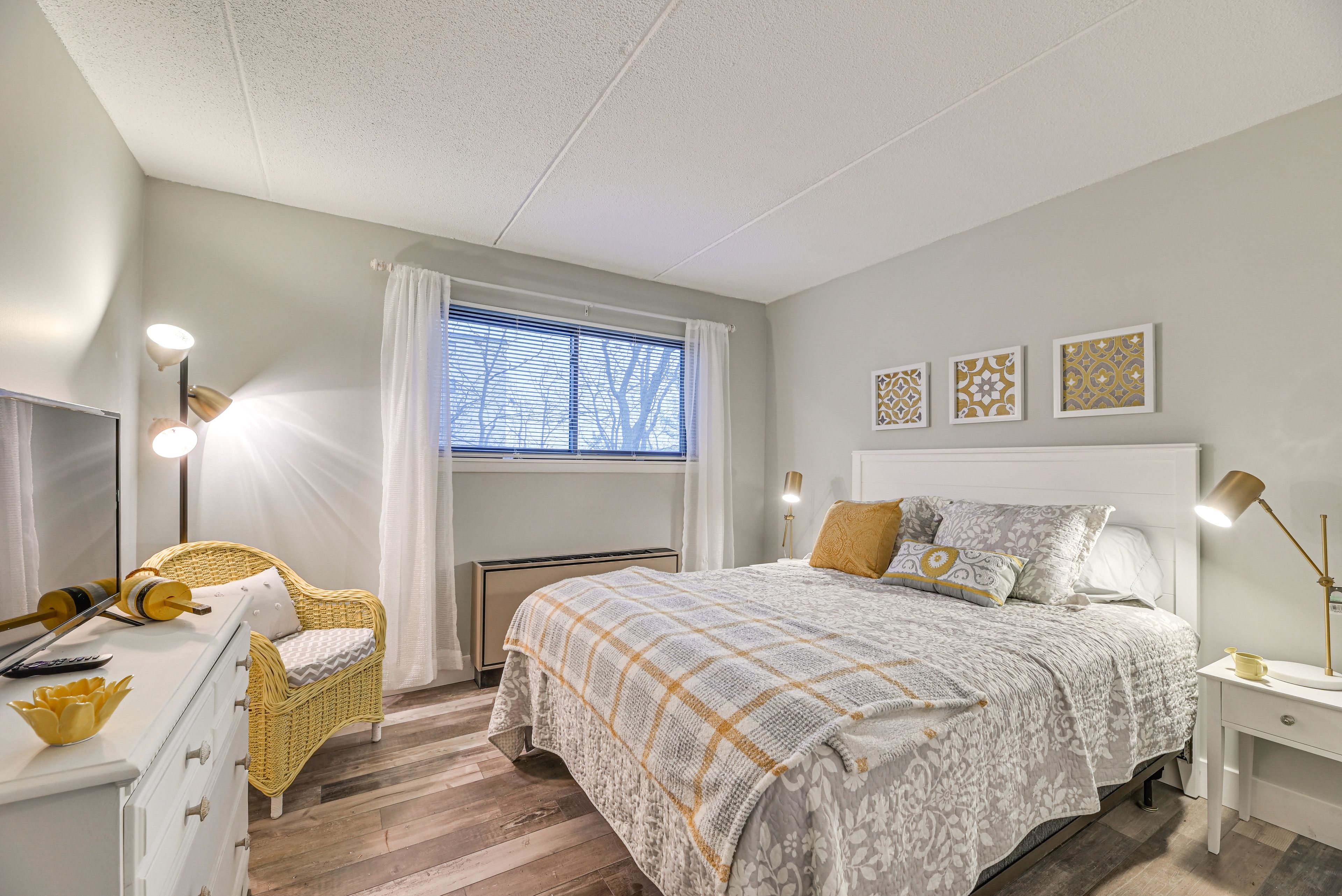 Bedroom 2 | Queen Bed | Smart TV