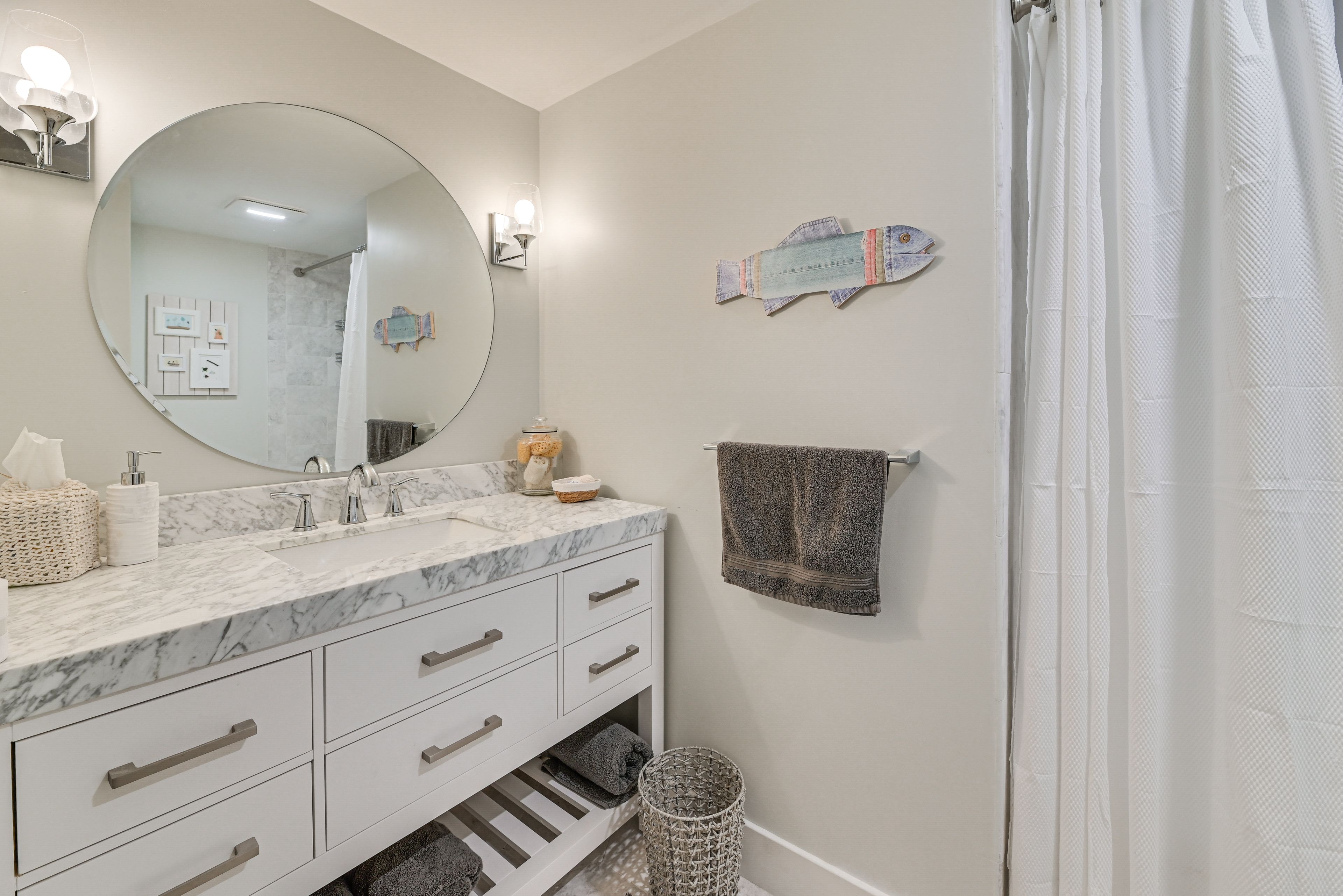 Full Bathroom | Towels Provided