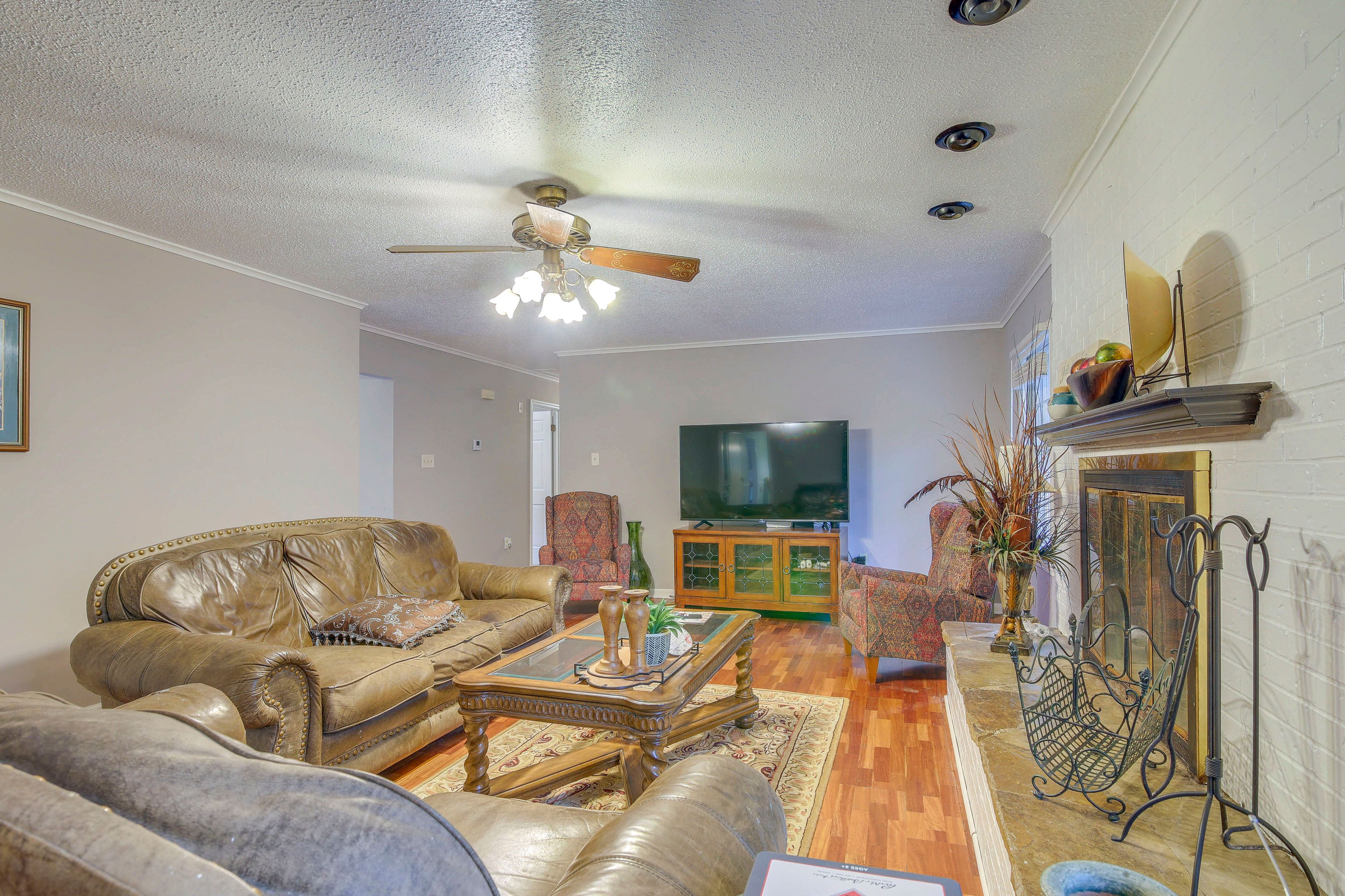Living Room | Smart TV | Fireplace