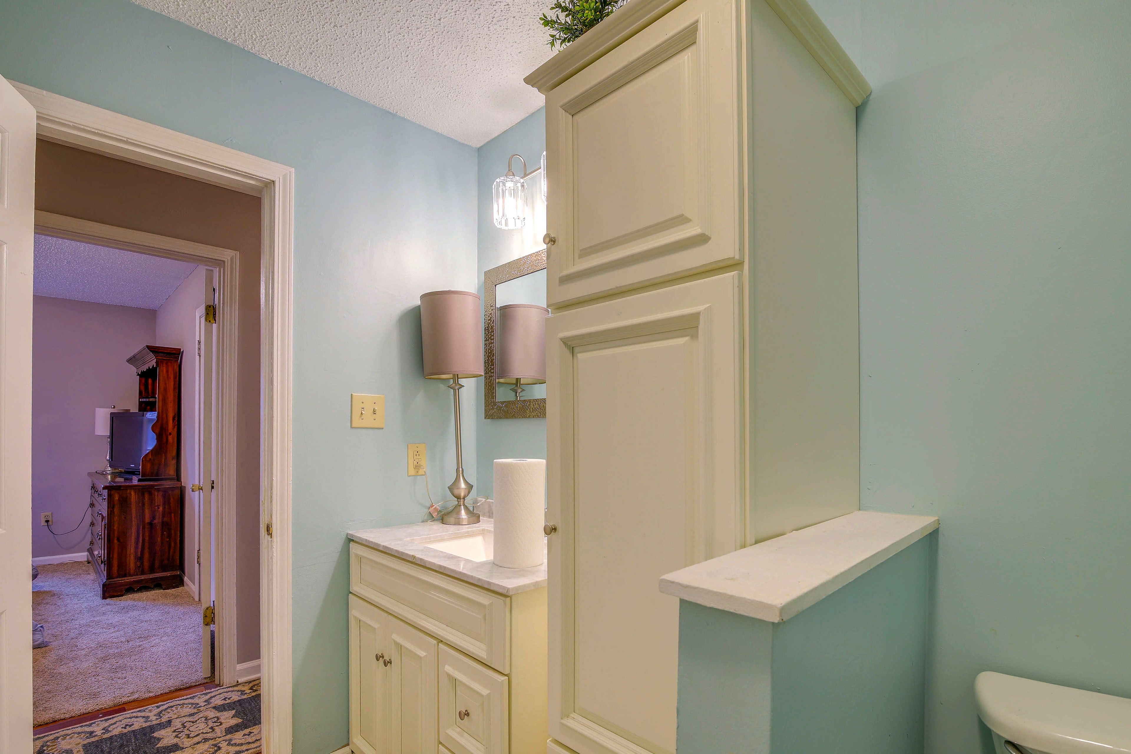 Full Bathroom | Shower/Tub Combo | Complimentary Toiletries