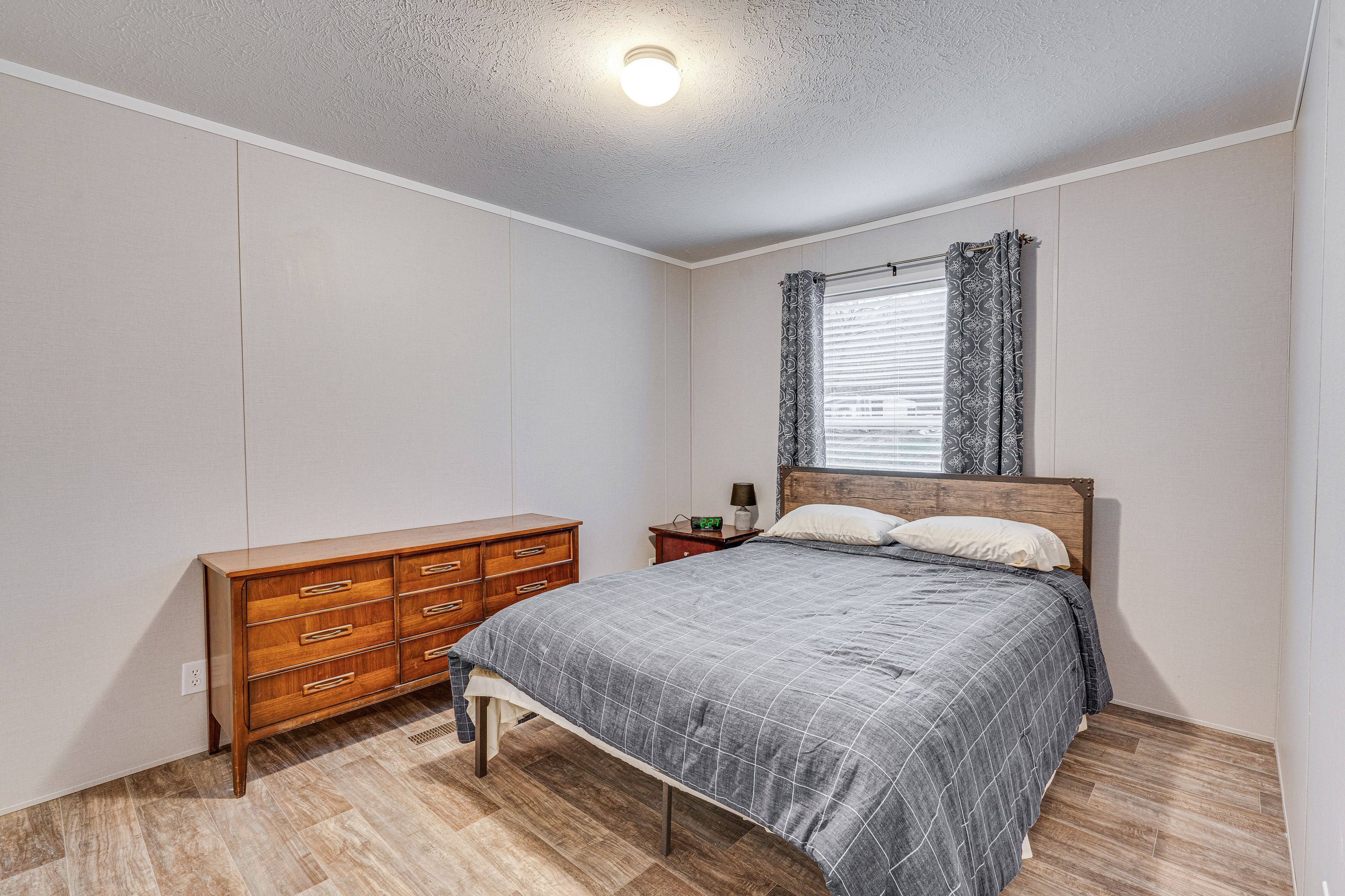Bedroom 2 | Queen Bed