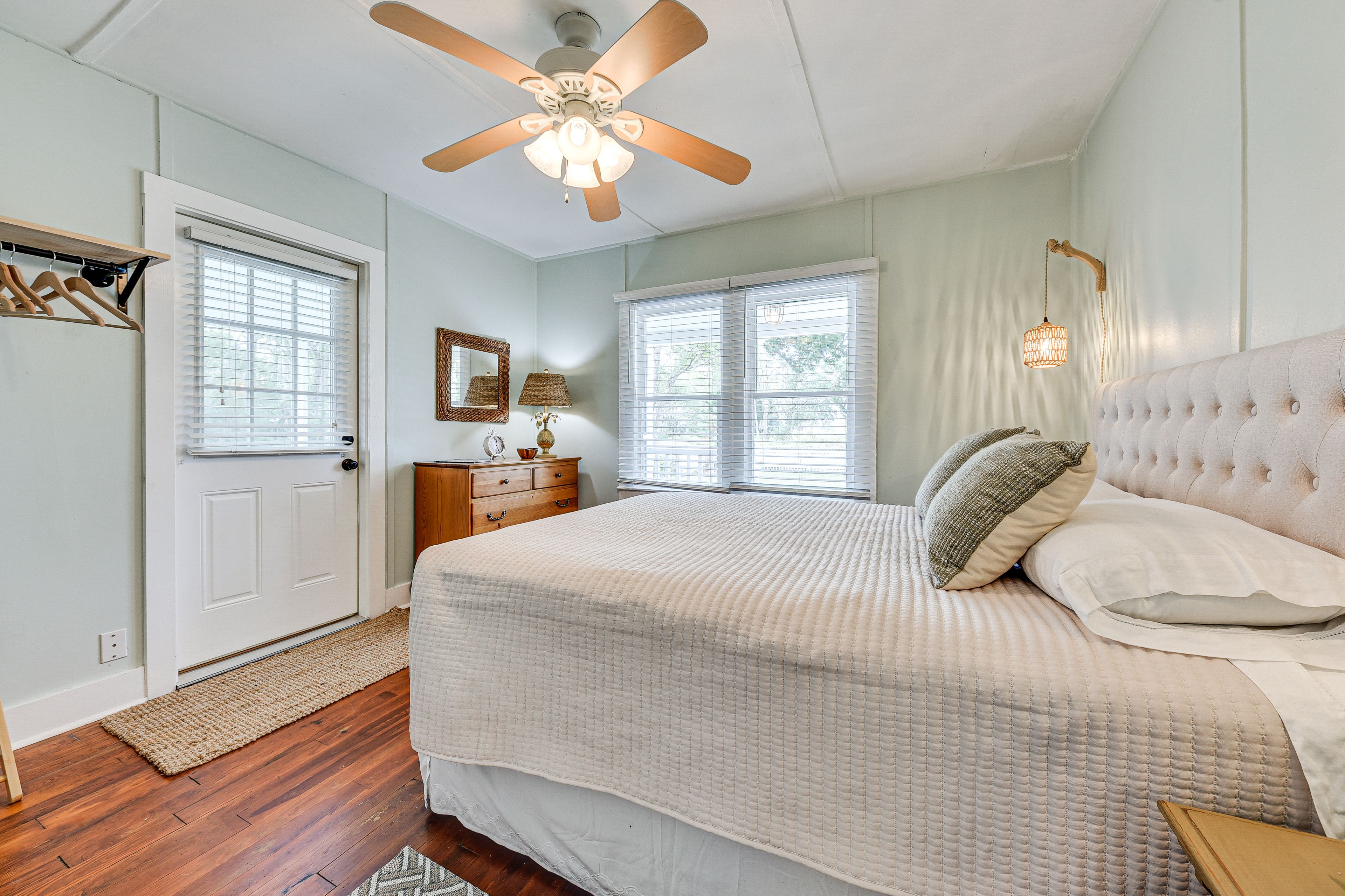 Bedroom 1 | Queen Bed