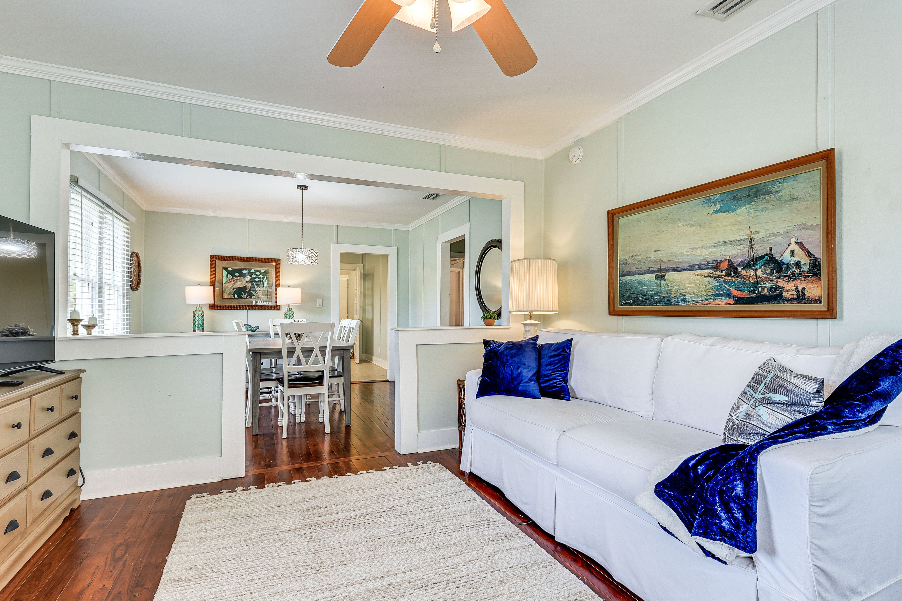 Living Room | Free WiFi | Central A/C & Heat | Smart TV