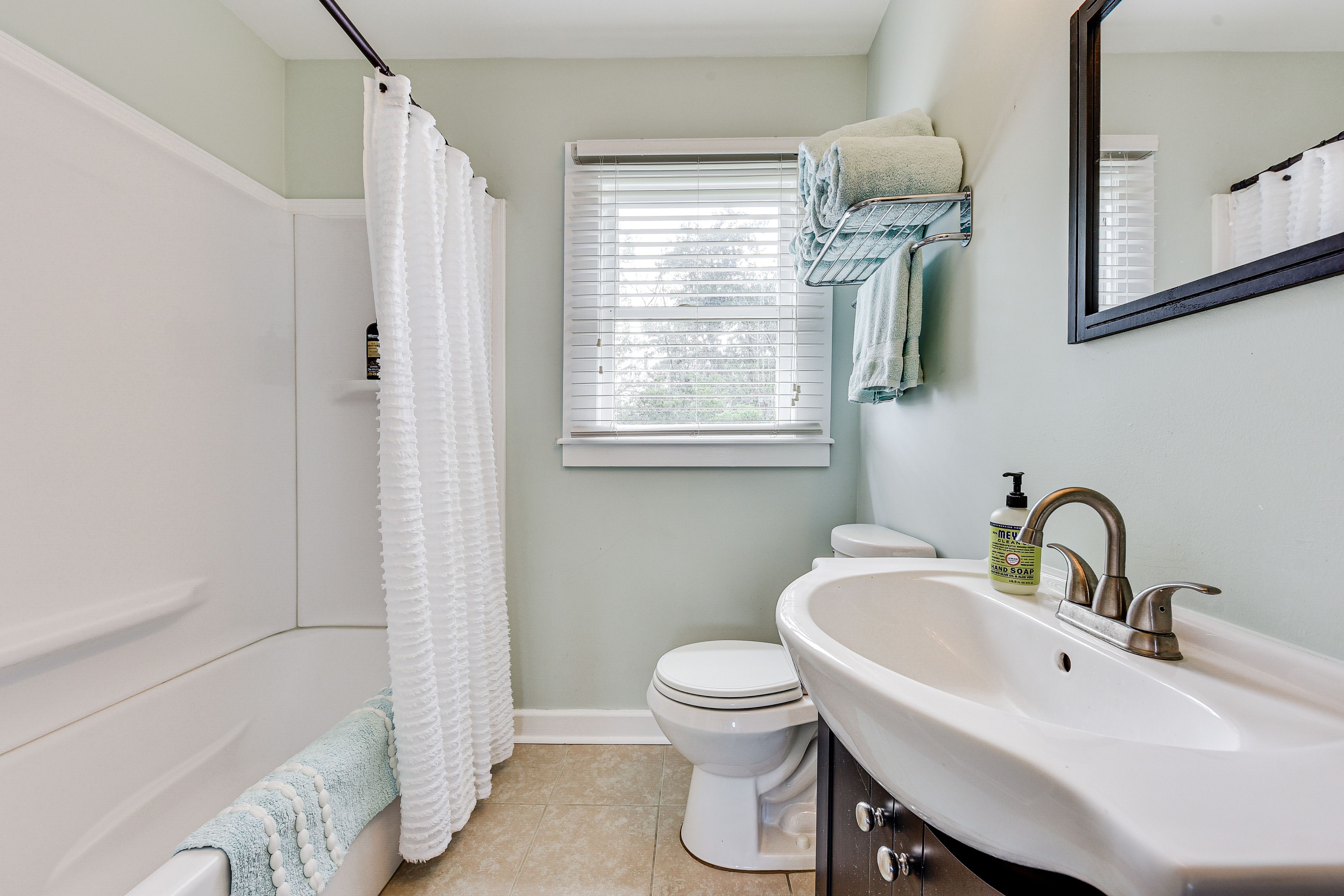 Full Bathroom | Complimentary Toiletries | Hair Dryer
