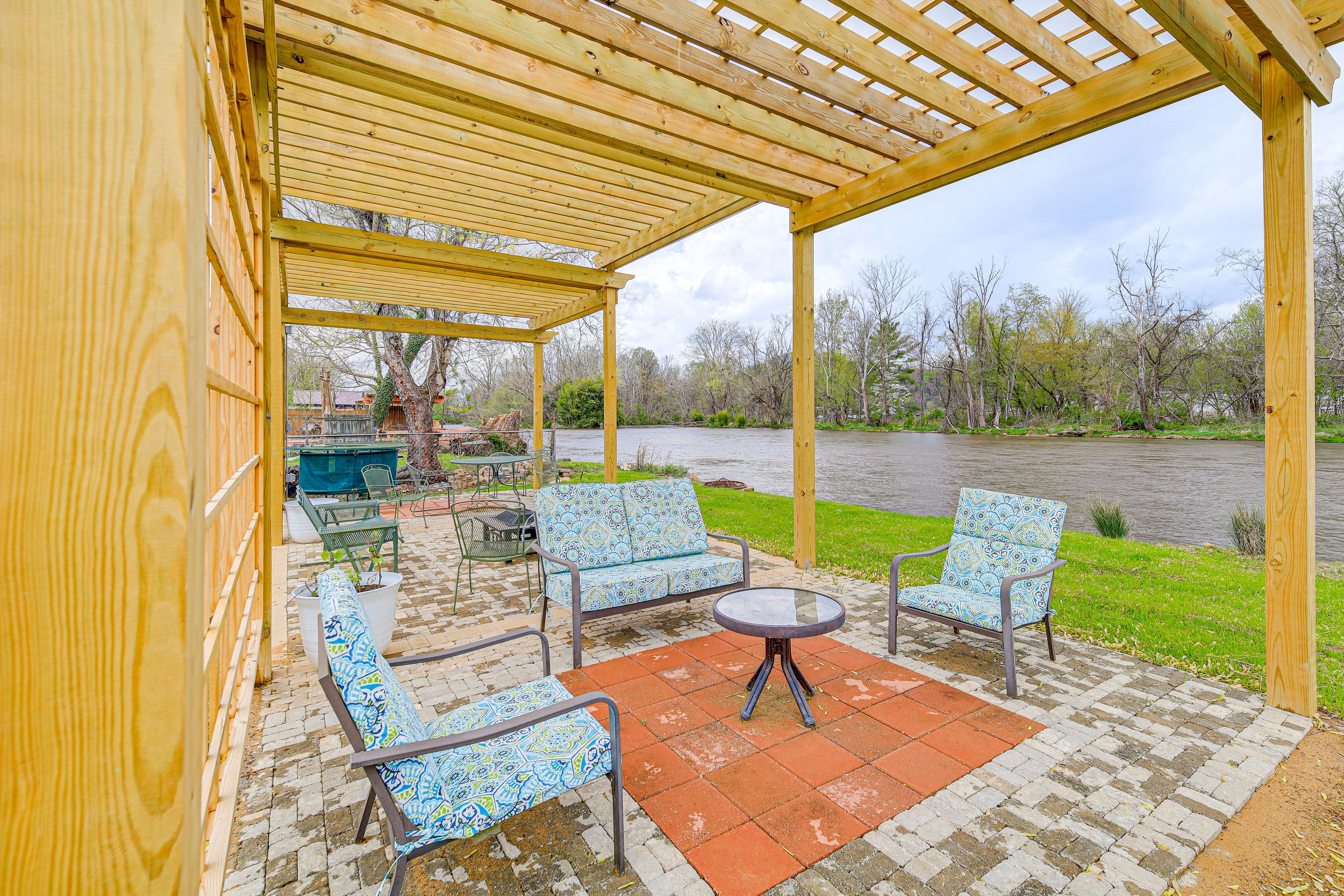 Pergola | Fire Pit | Outdoor Seating & Dining | Watauga River Access (On-Site)