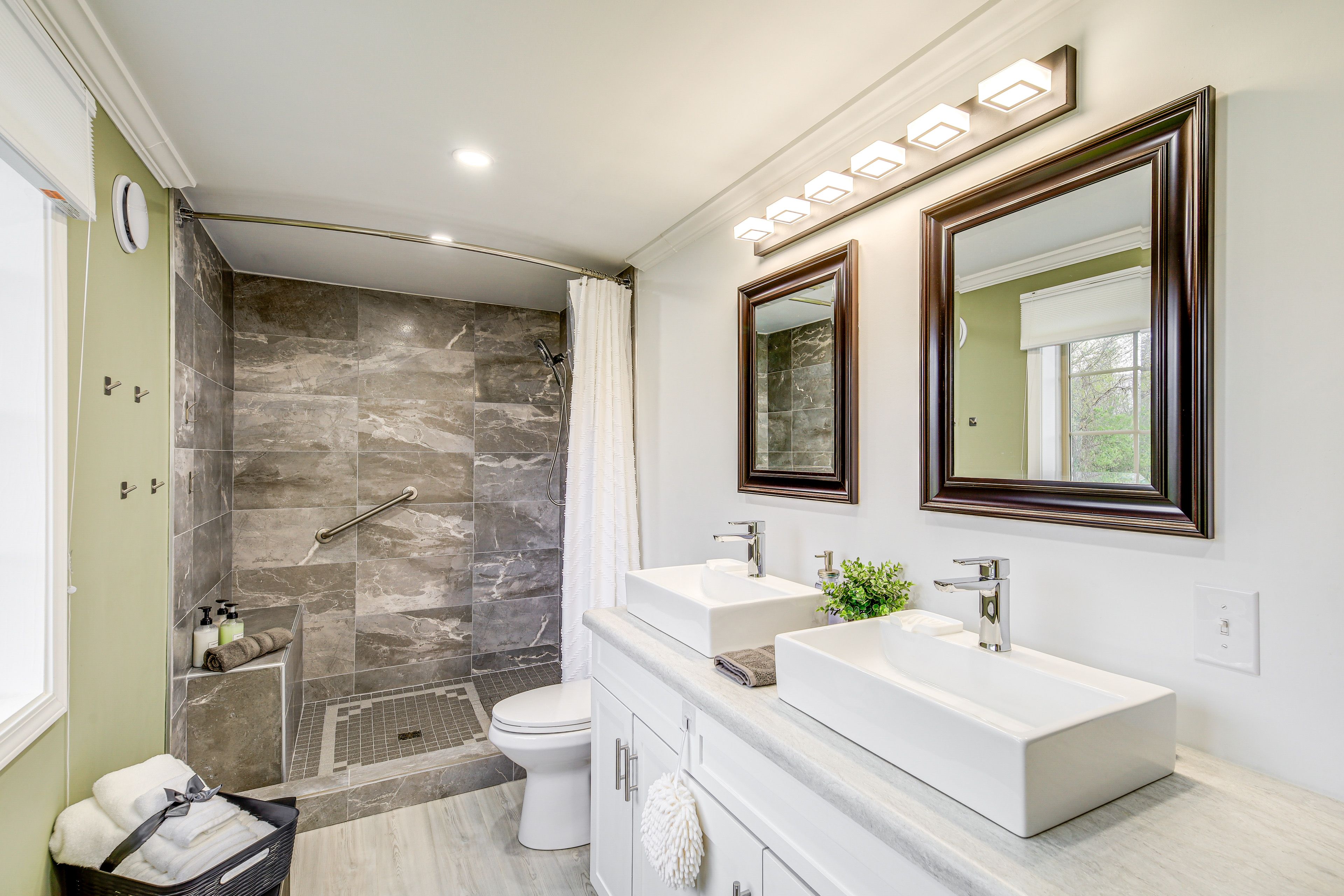 Full Bathroom | Walk-In Shower | Towels Provided | Complimentary Toiletries