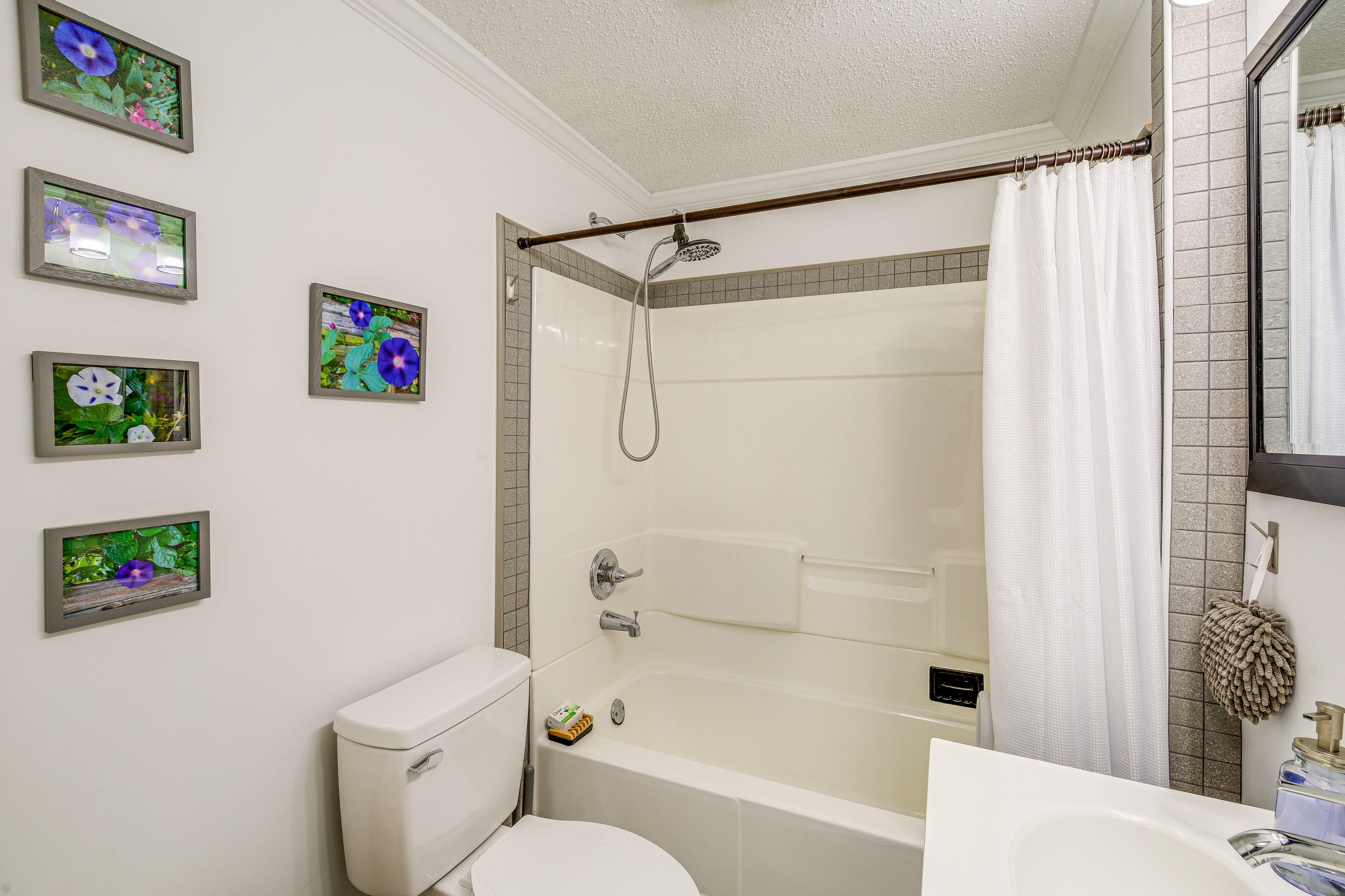 Full Bathroom | Shower/Tub Combo | Hair Dryer
