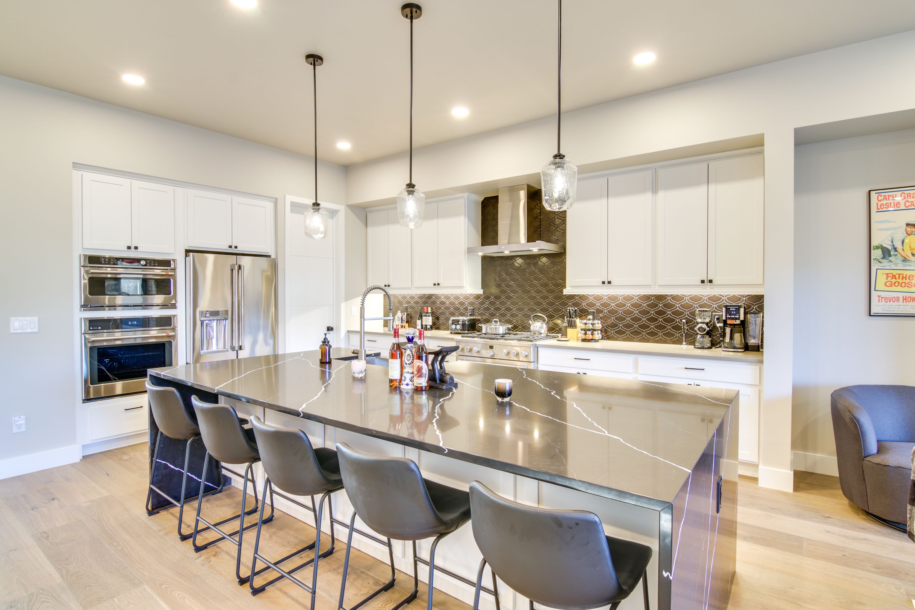 Kitchen | 5-Person Breakfast Bar | Basic Cooking Essentials