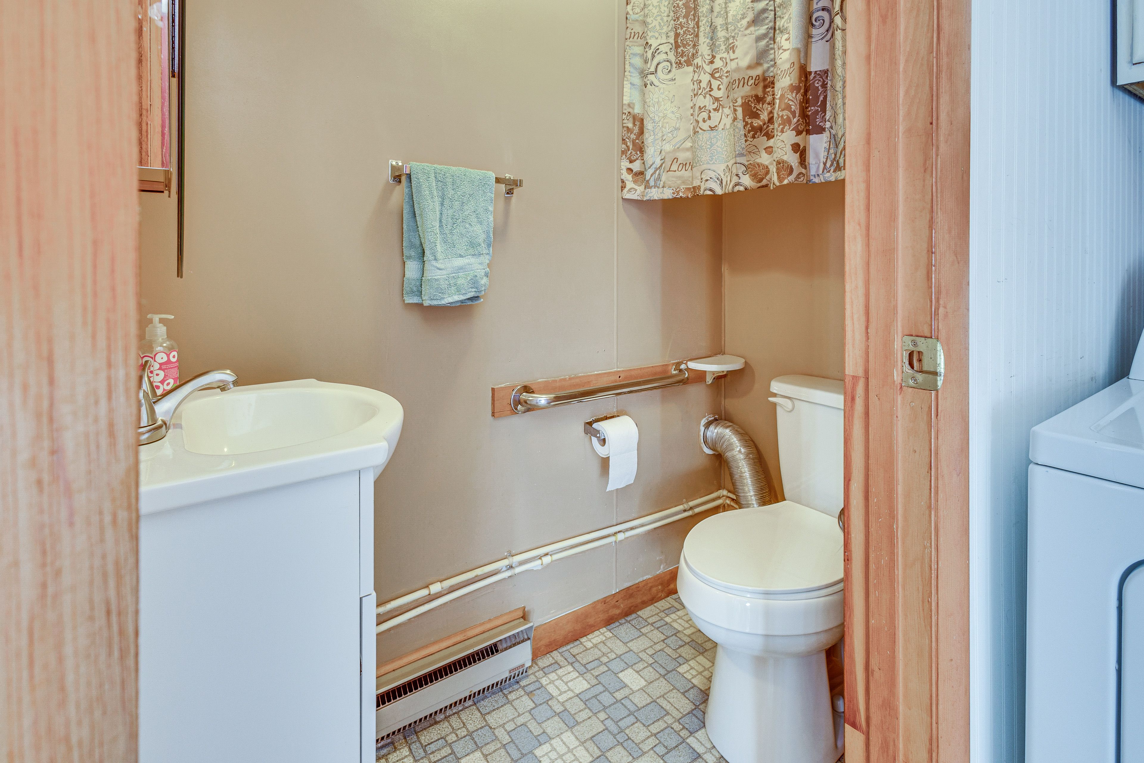 Half Bathroom | 1st Floor | Towels Provided