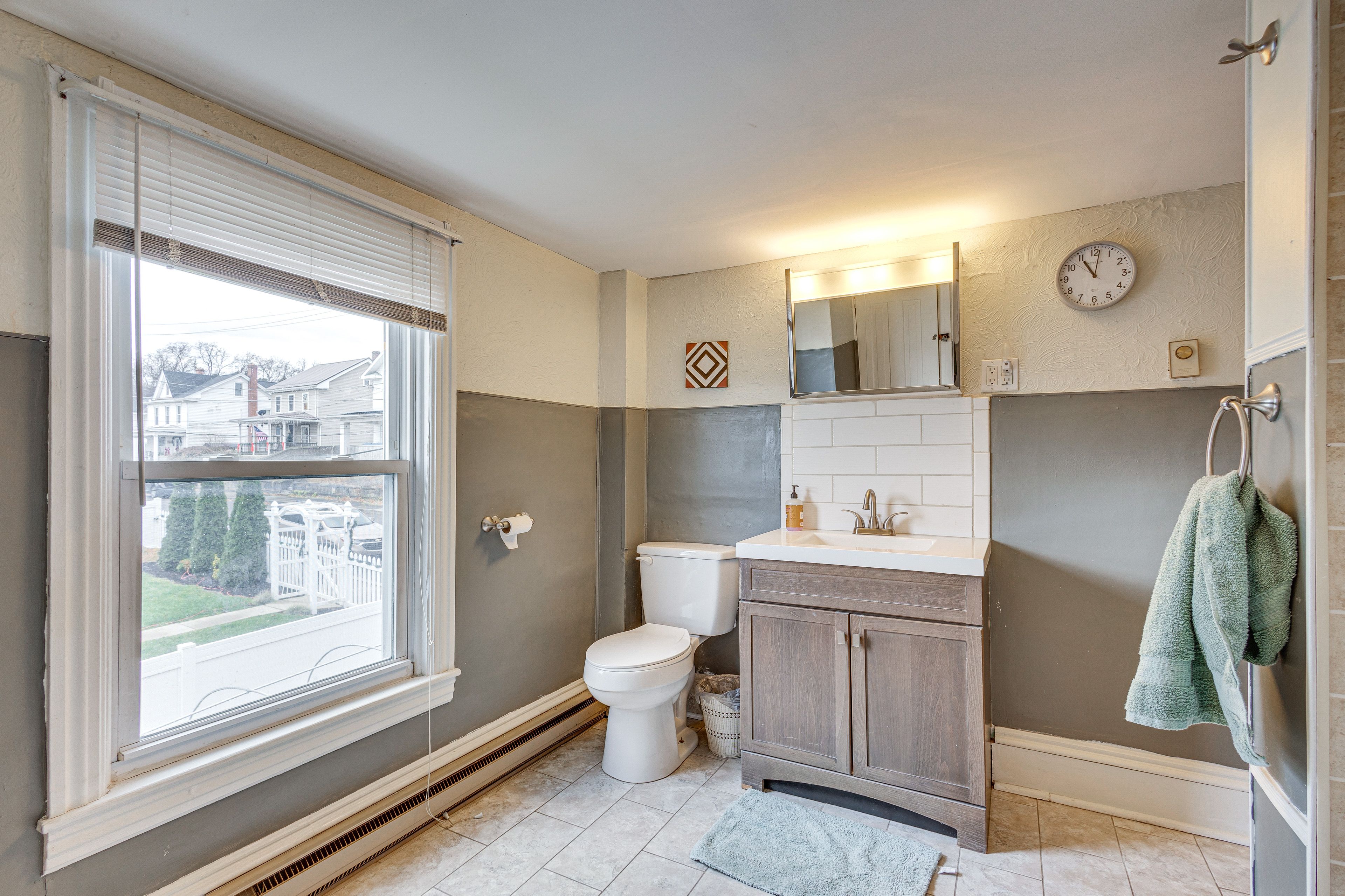 Full Bathroom | 2nd Floor | Complimentary Toiletries | Hair Dryer