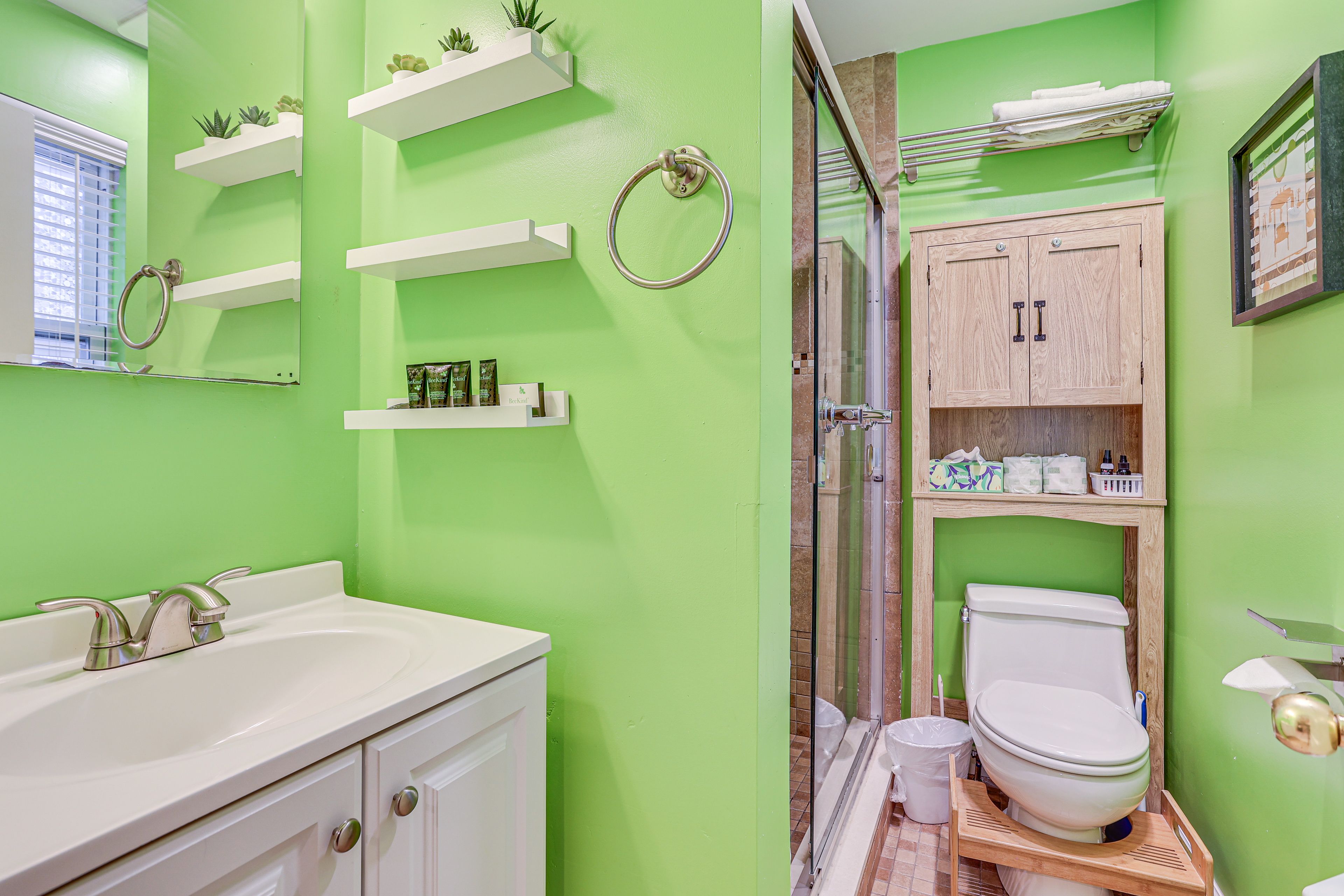Full Bathroom | 2nd Floor | Complimentary Toiletries