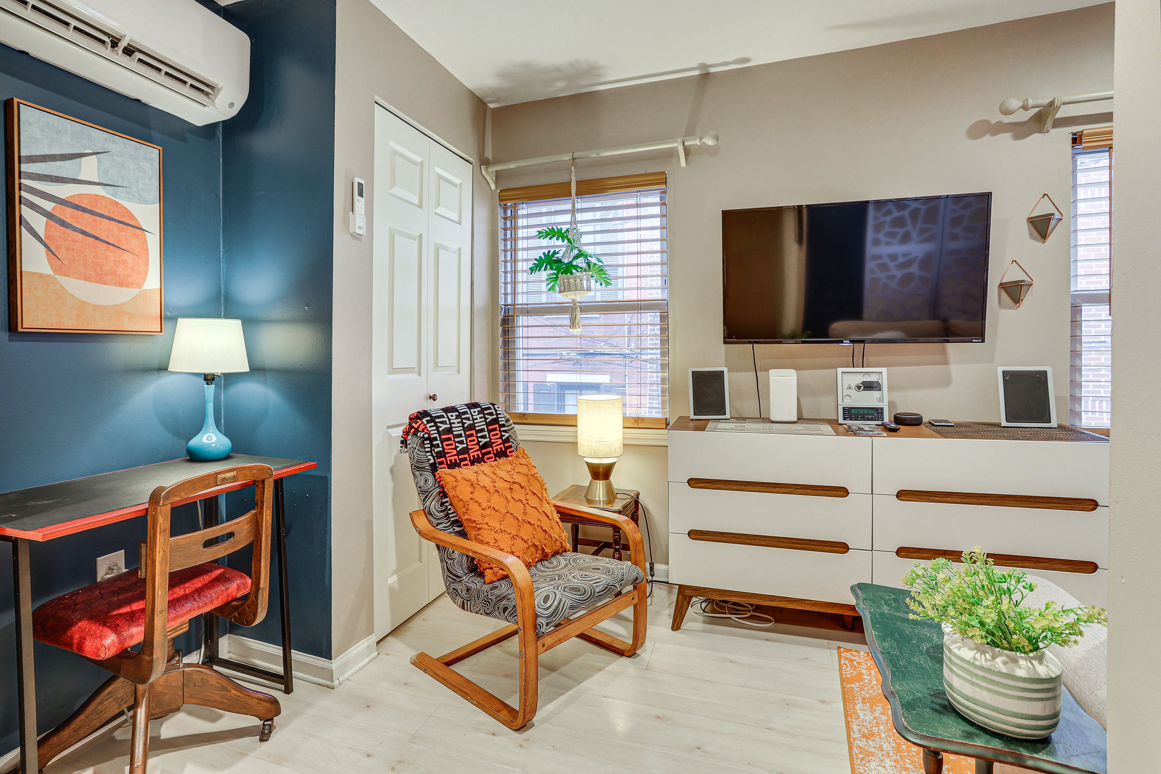 Living Room | 2nd Floor | Smart TV | Stairs Required