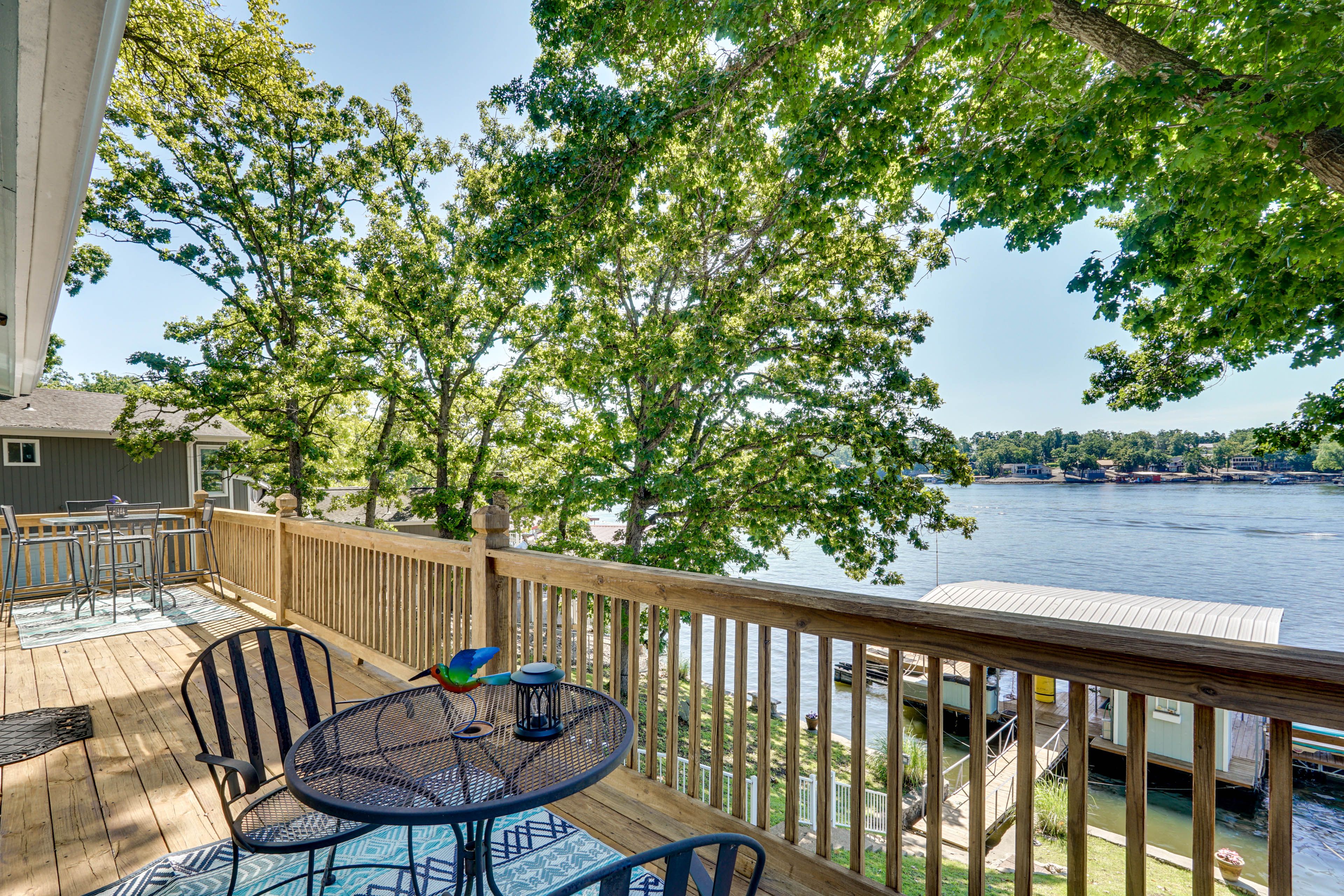 Furnished Deck | Dining Area