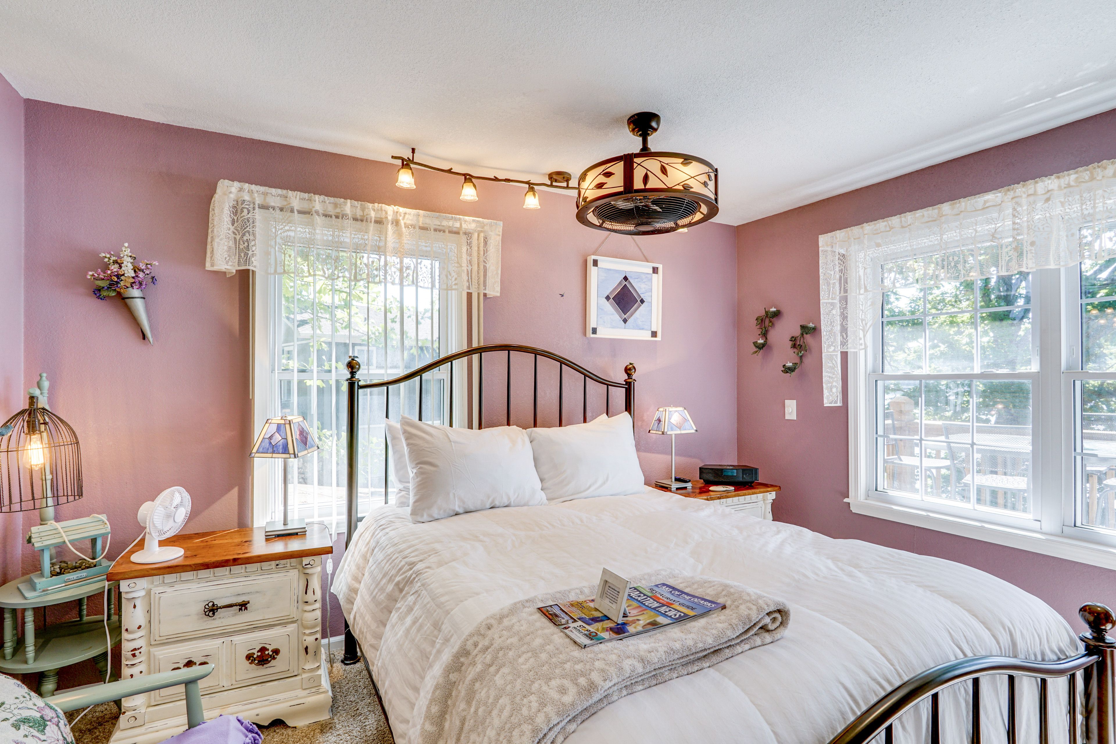 Bedroom 1 | Queen Bed | Smart TV | Main Floor
