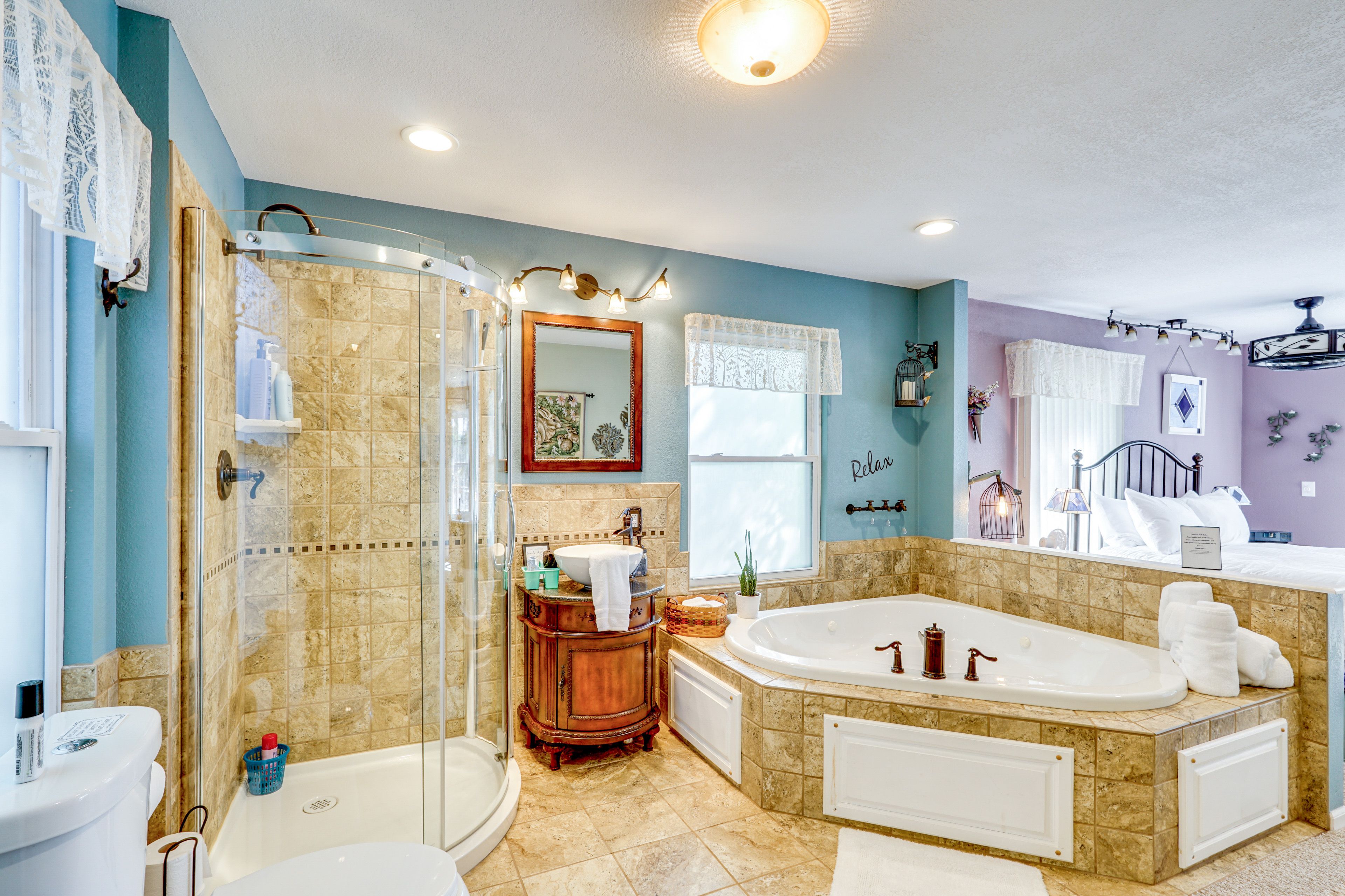 Full Bathroom | Towels Provided | Jetted Tub | Main Floor