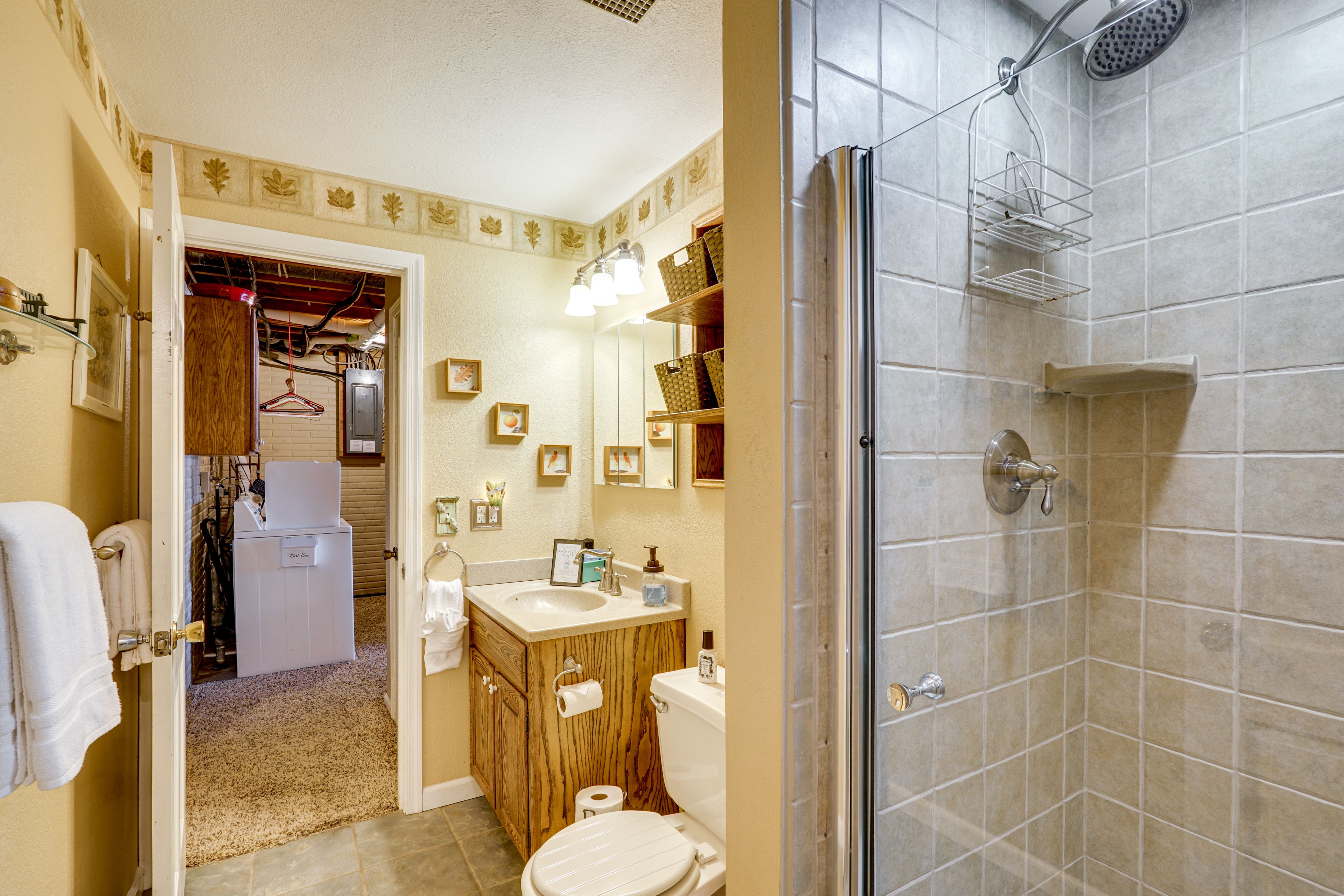 Full Bathroom | Complimentary Toiletries | Lower Floor