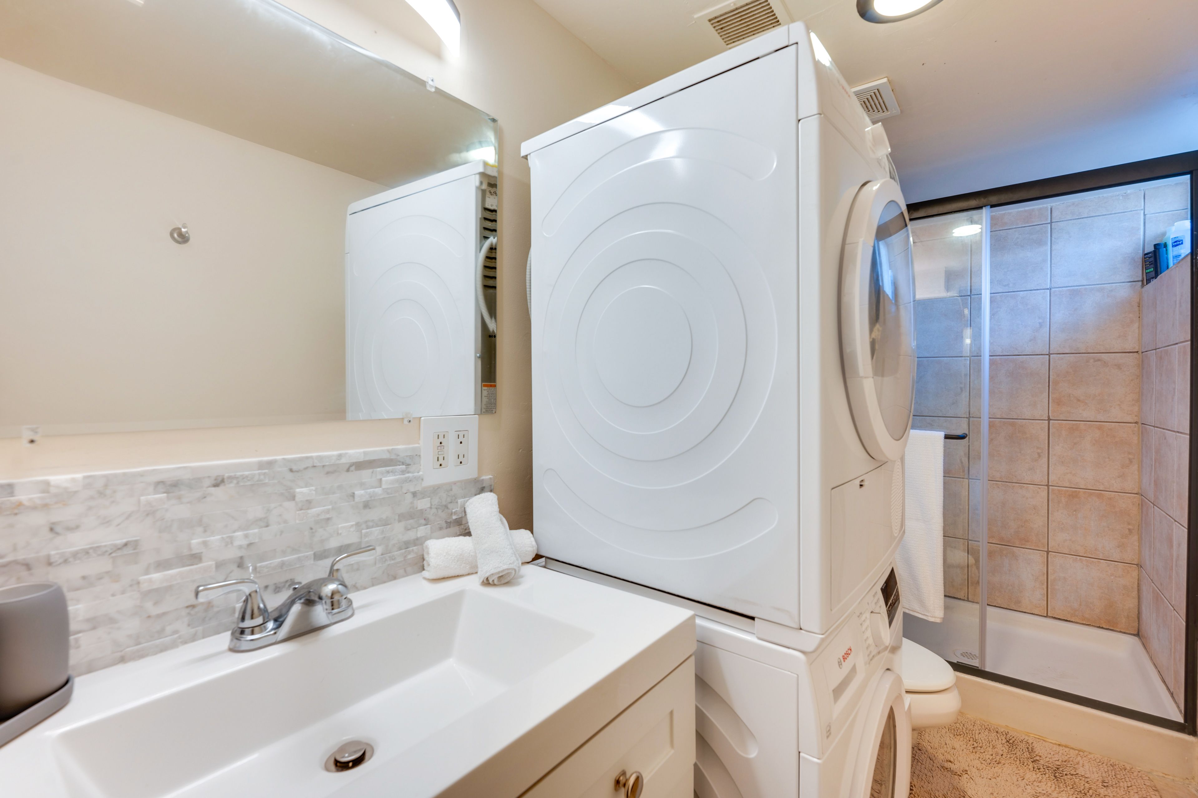 Full Bathroom | Towels Provided | Complimentary Toiletries | Washer & Dryer