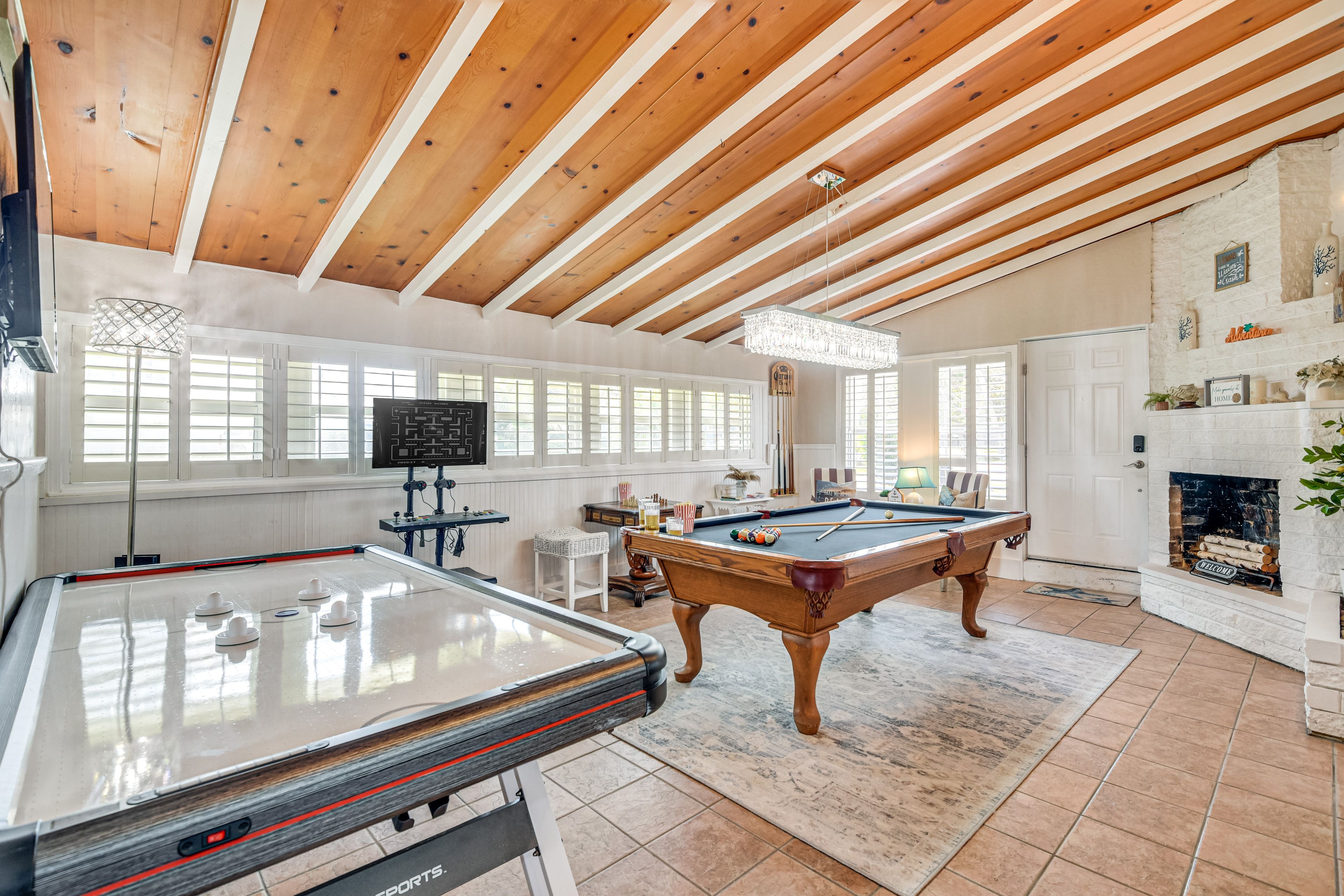 Game Room | Air Hockey Table | Chess Table | Pool Table | Fireplace | Smart TV