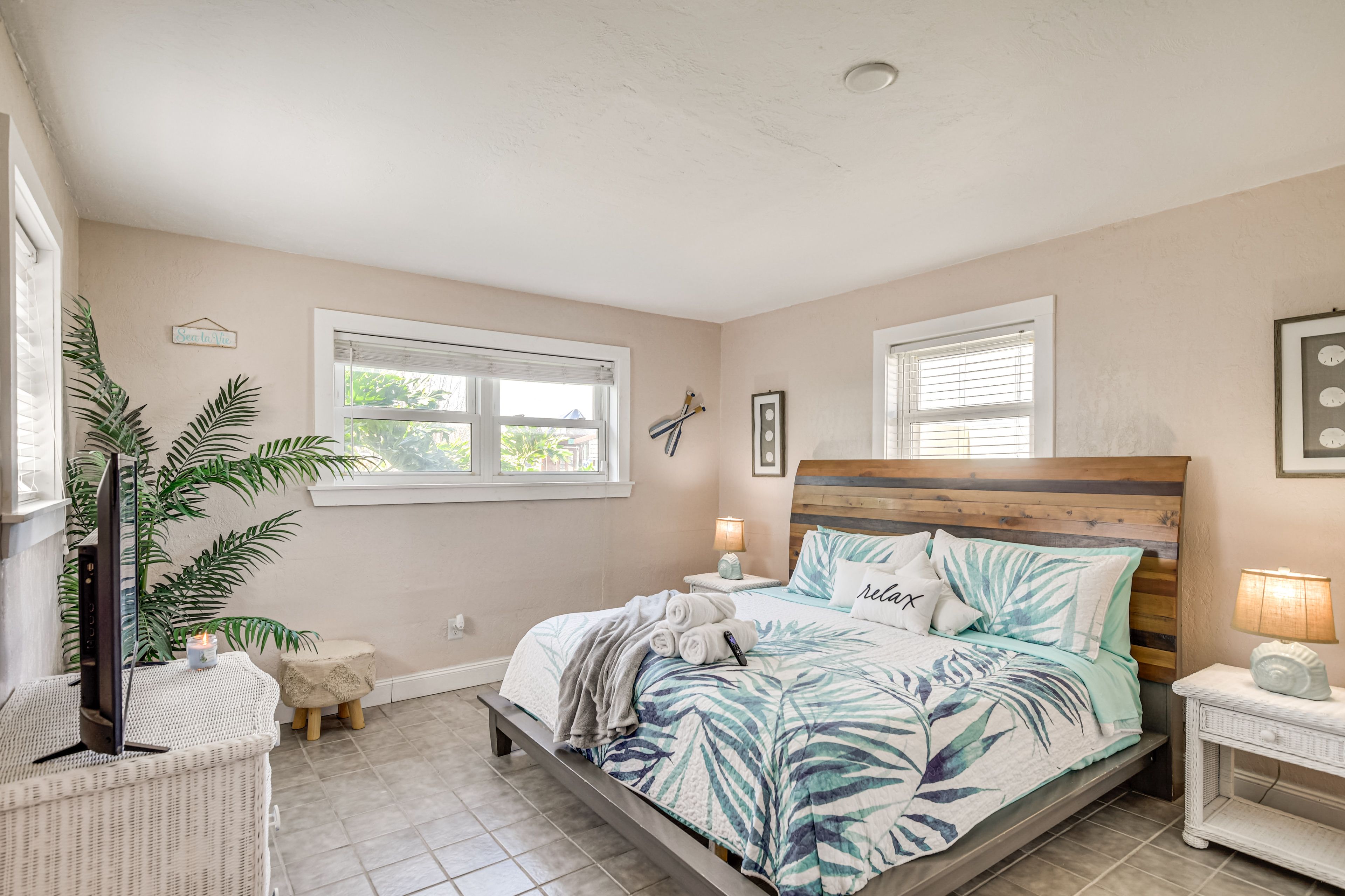 Bedroom 2 | King Bed | Smart TV | En-Suite Bathroom