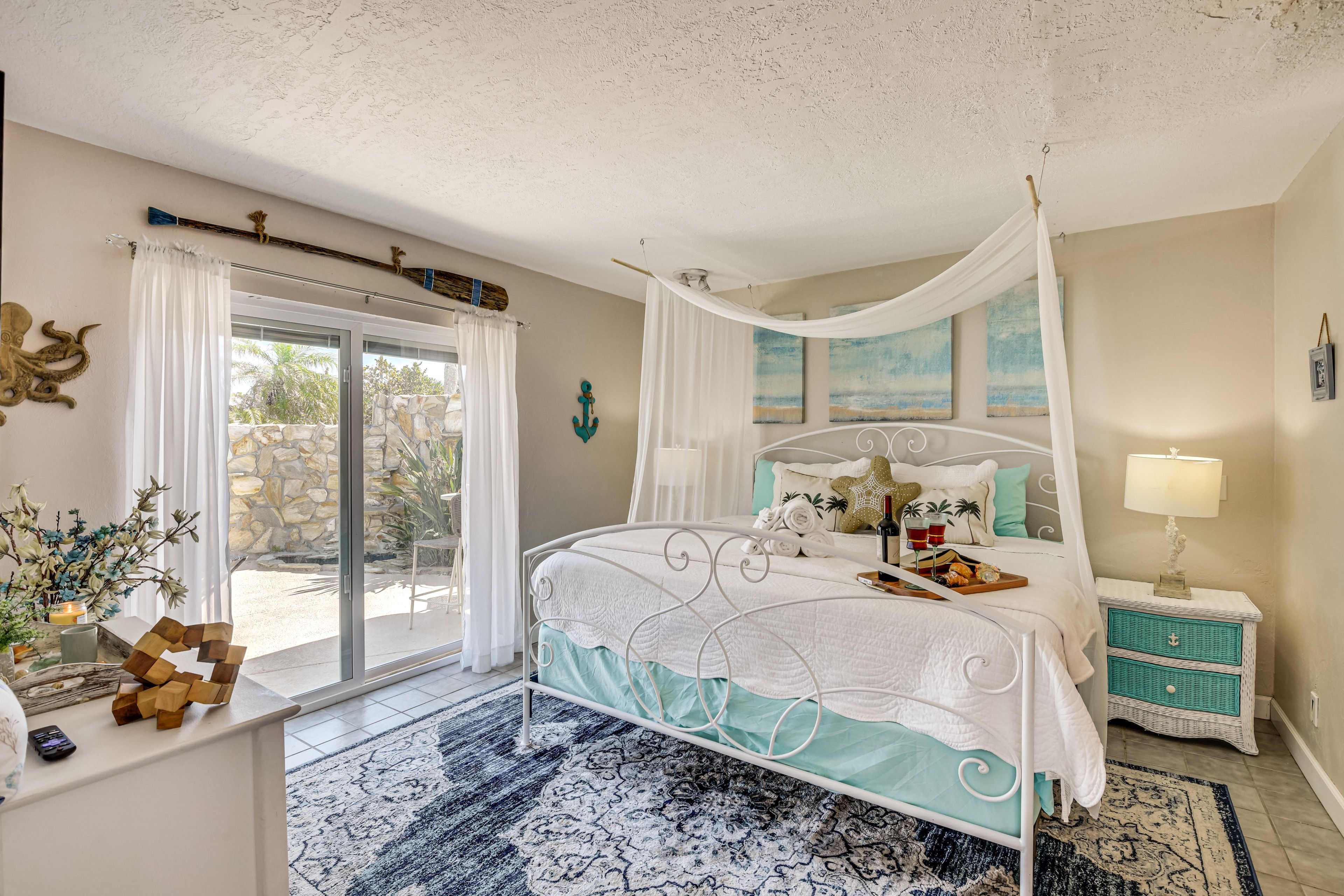 Bedroom 1 | King Bed | Linens & Towels | Smart TV | En-Suite Bathroom