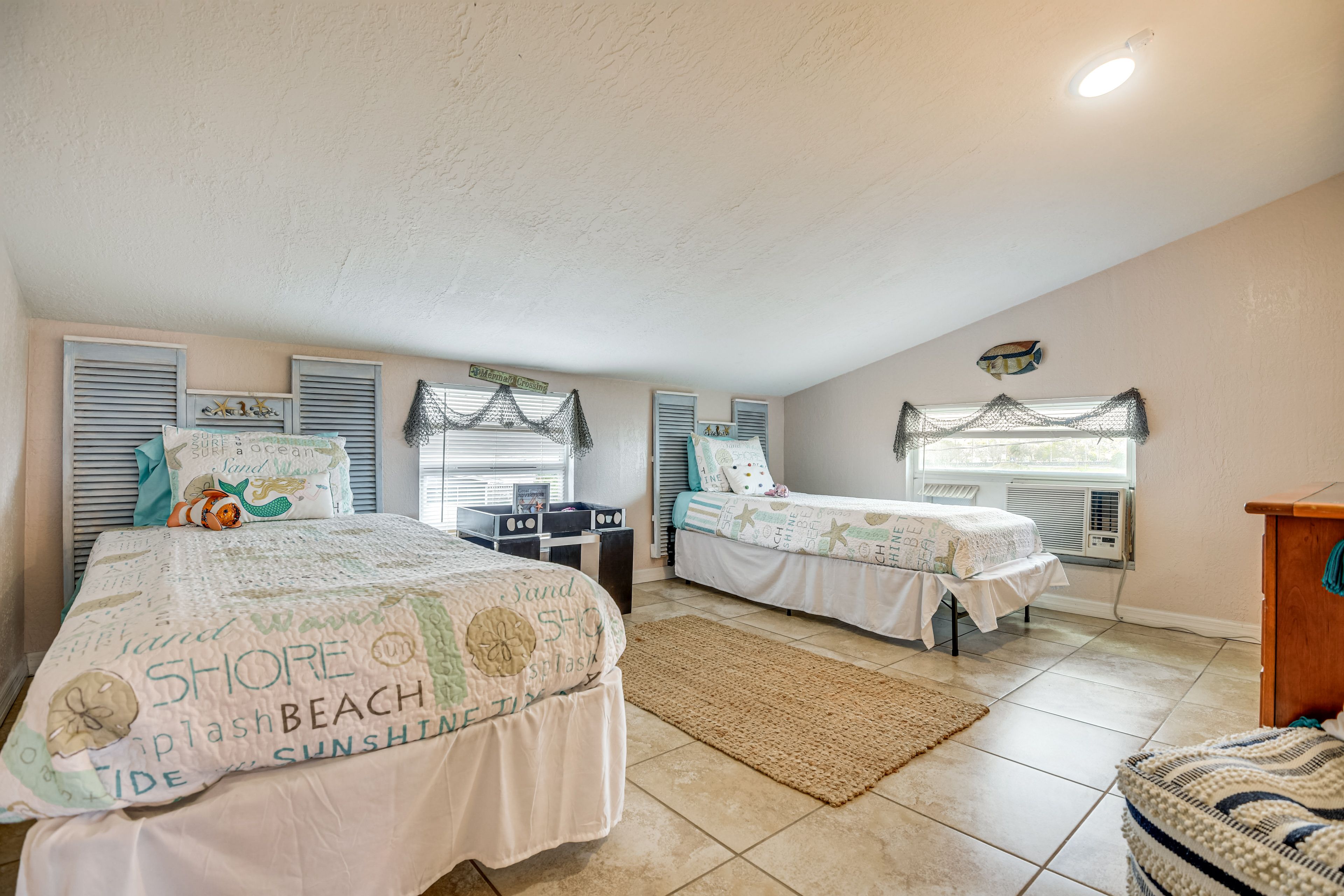 Bedroom 6 (Guest House) | 2 Twin Beds | Queen Bed