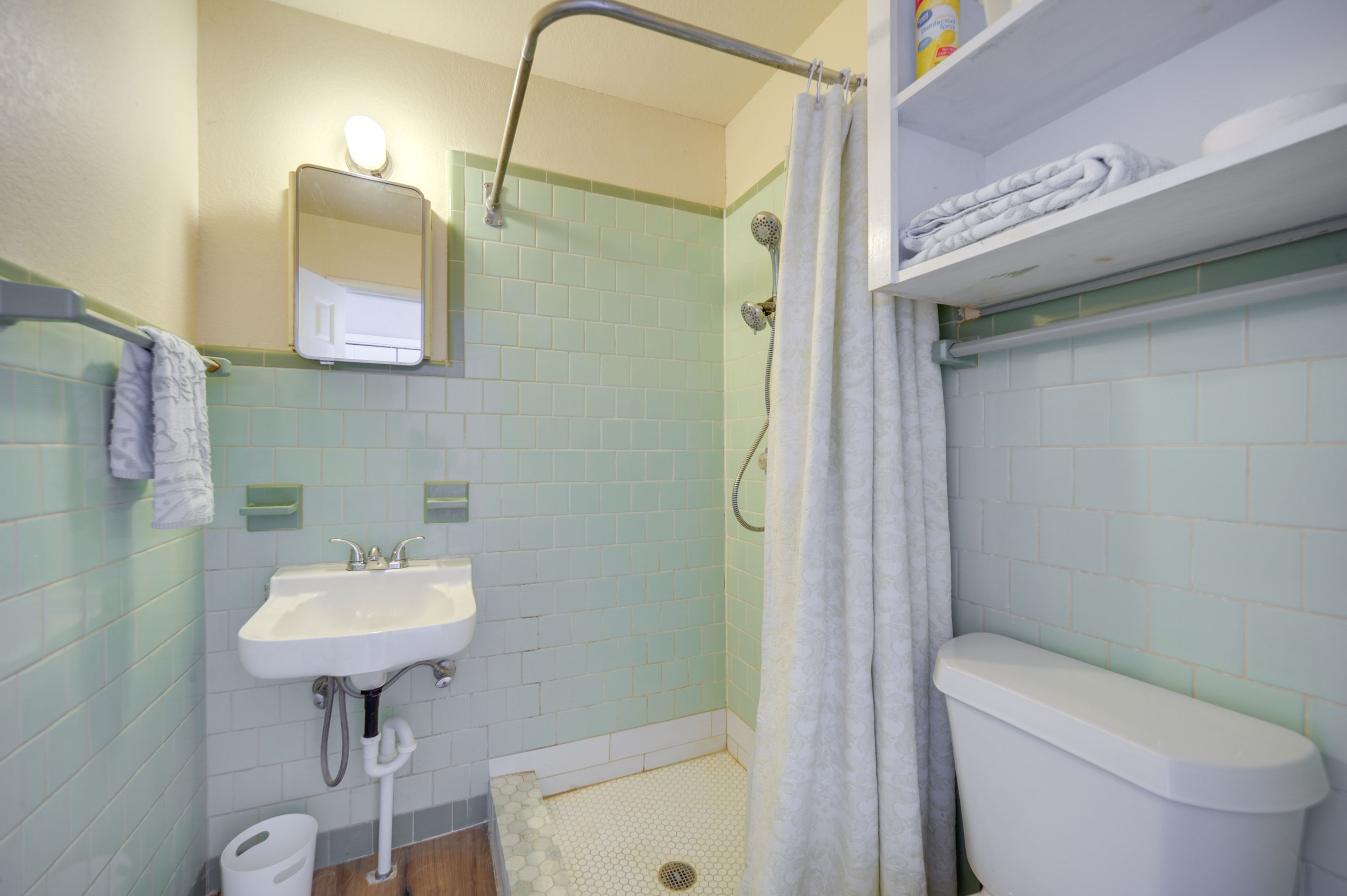 Full Bathroom | Towels Provided
