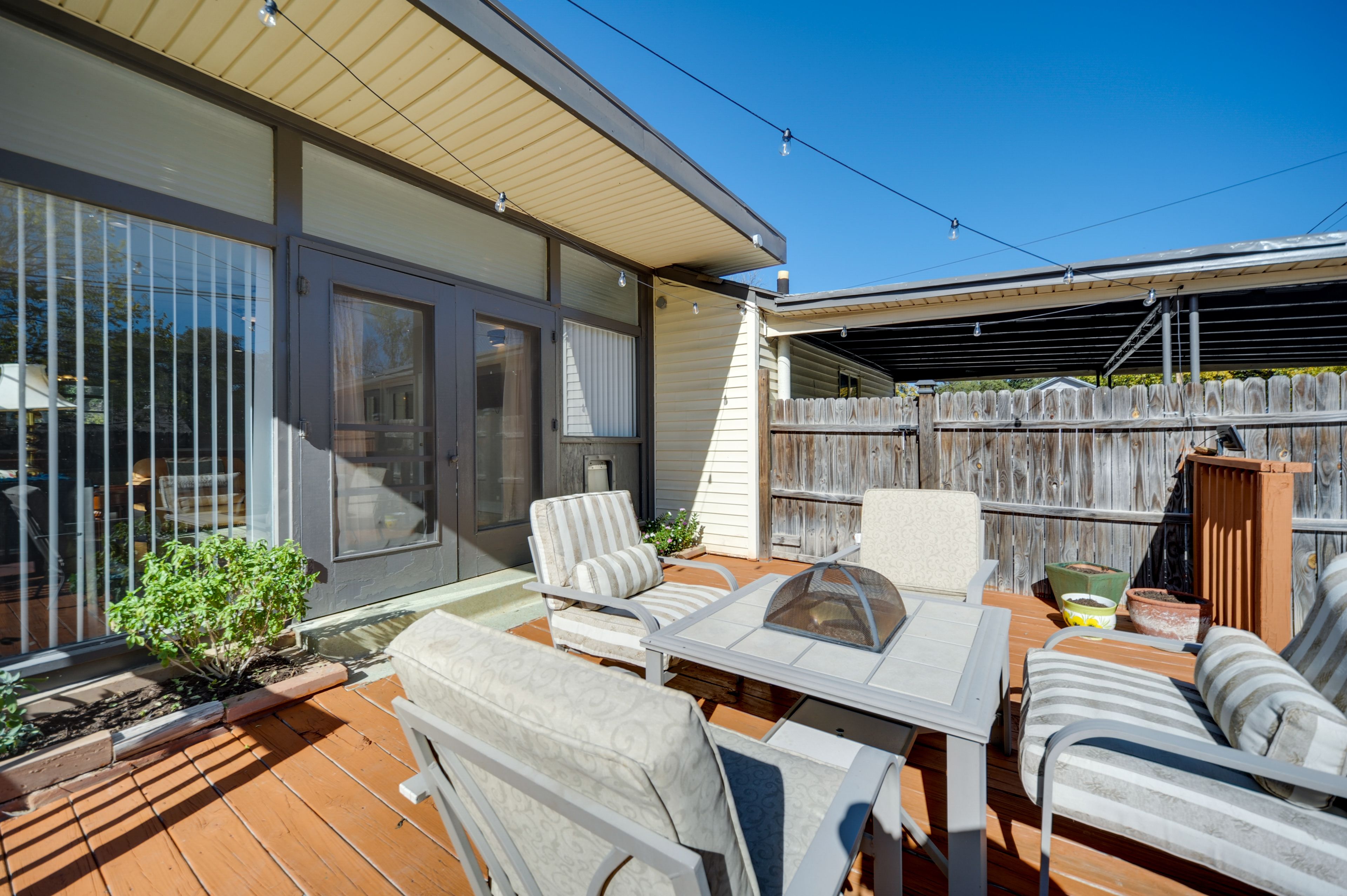 Deck | Outdoor Dining Area | Fire Table