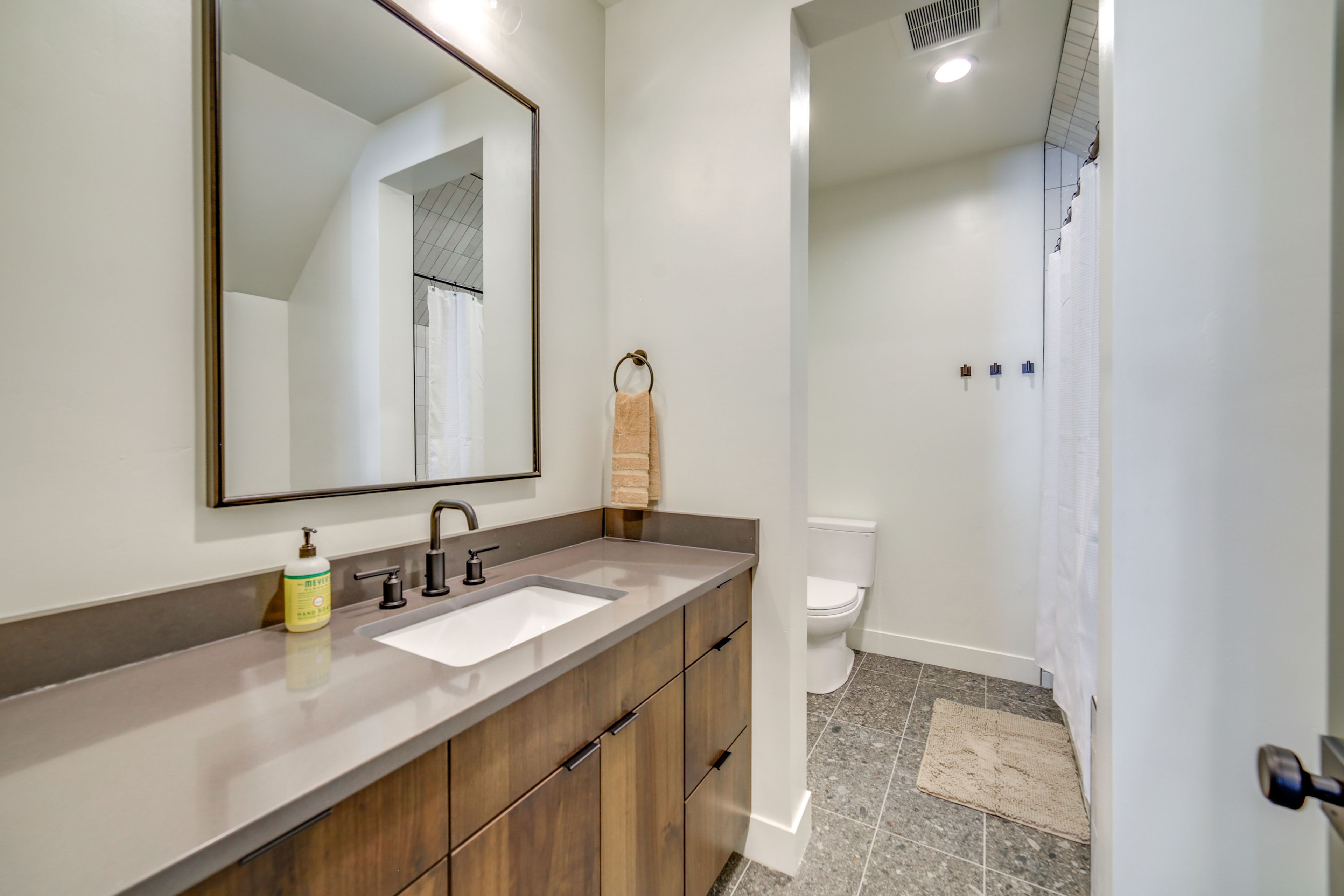 Full Bathroom | 2nd Floor