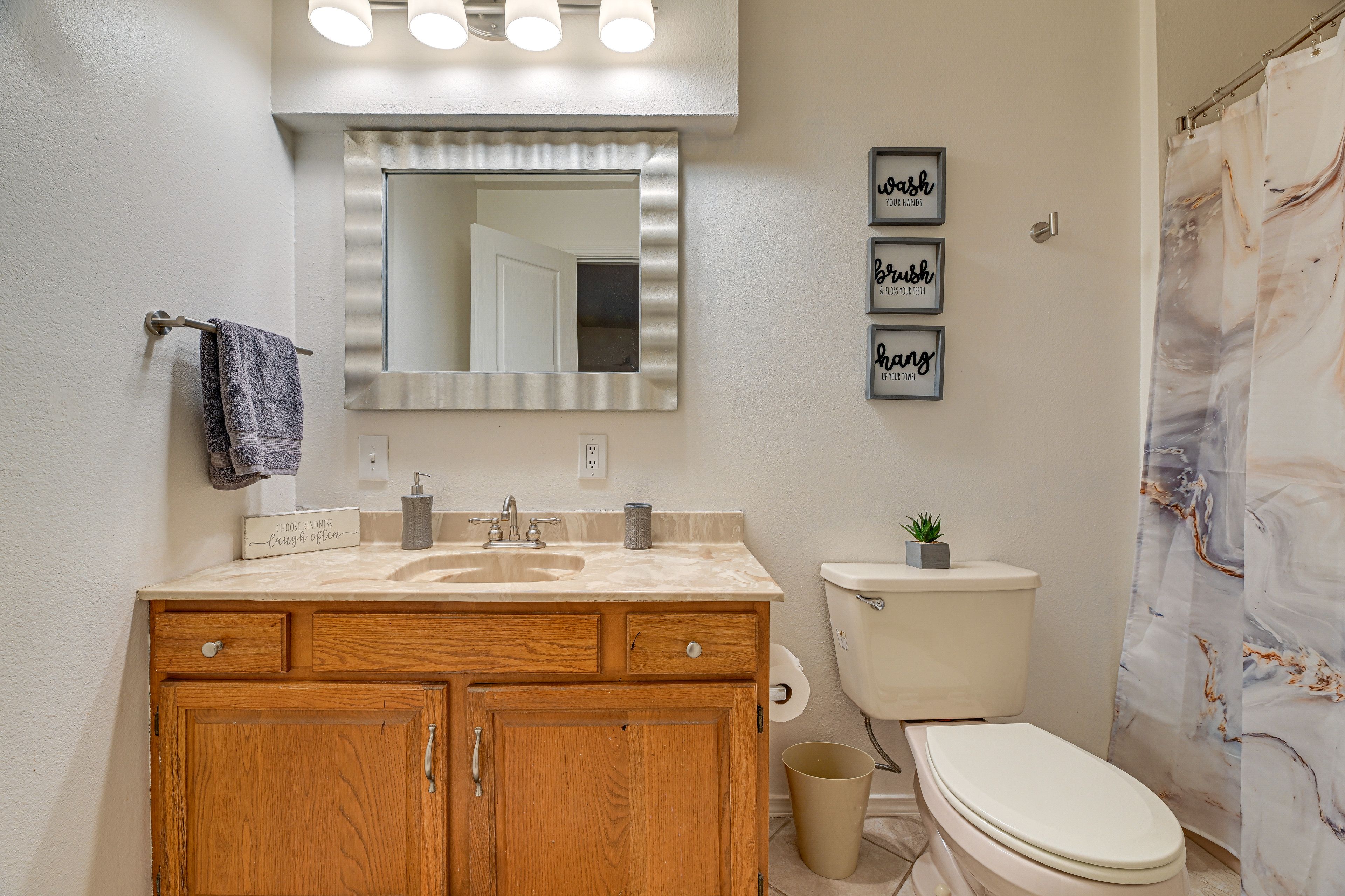Full Bathroom | Complimentary Toiletries