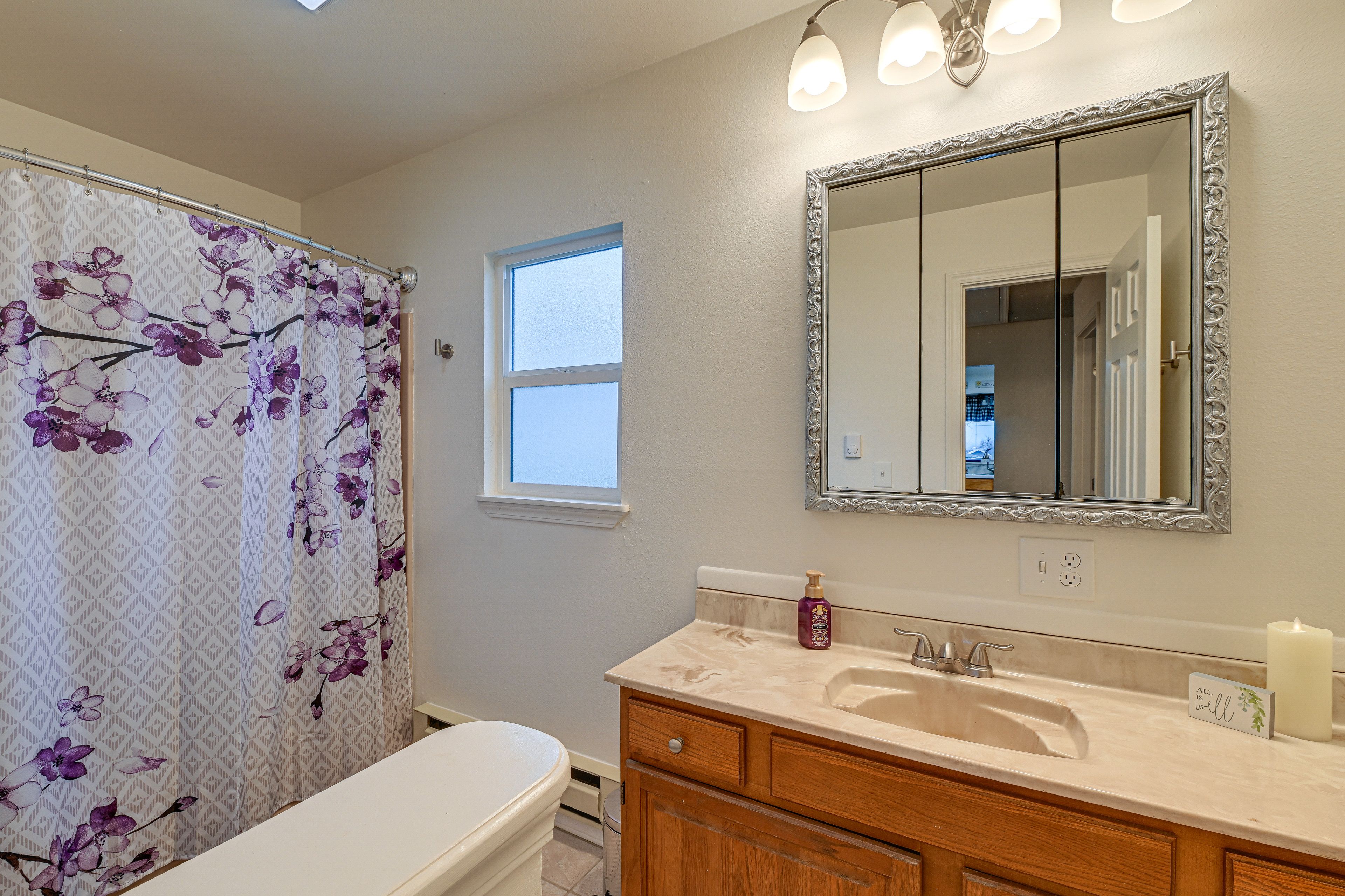 Full Bathroom | Towels Provided