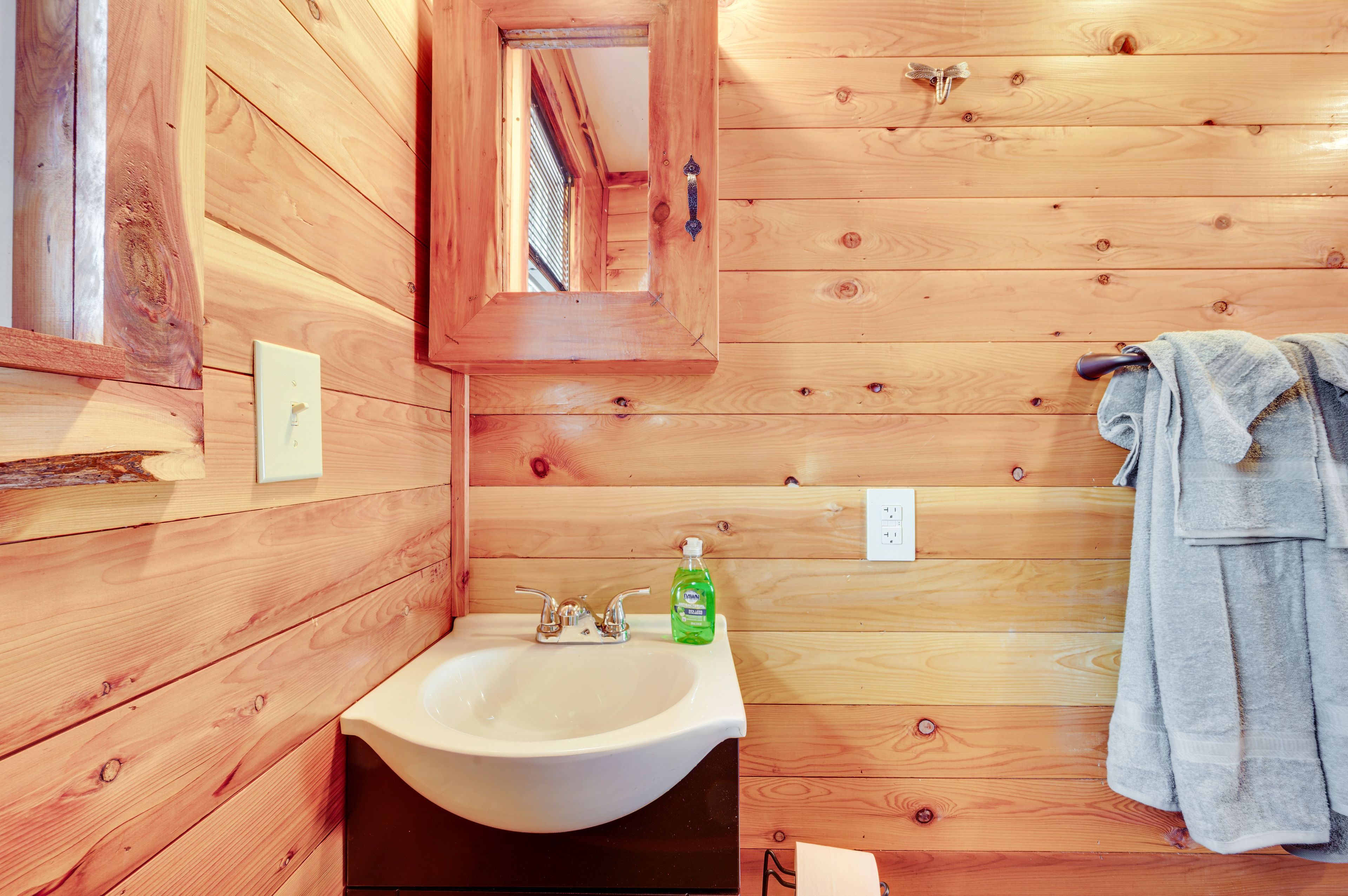 Full Bathroom | Complimentary Toiletries | Hair Dryer