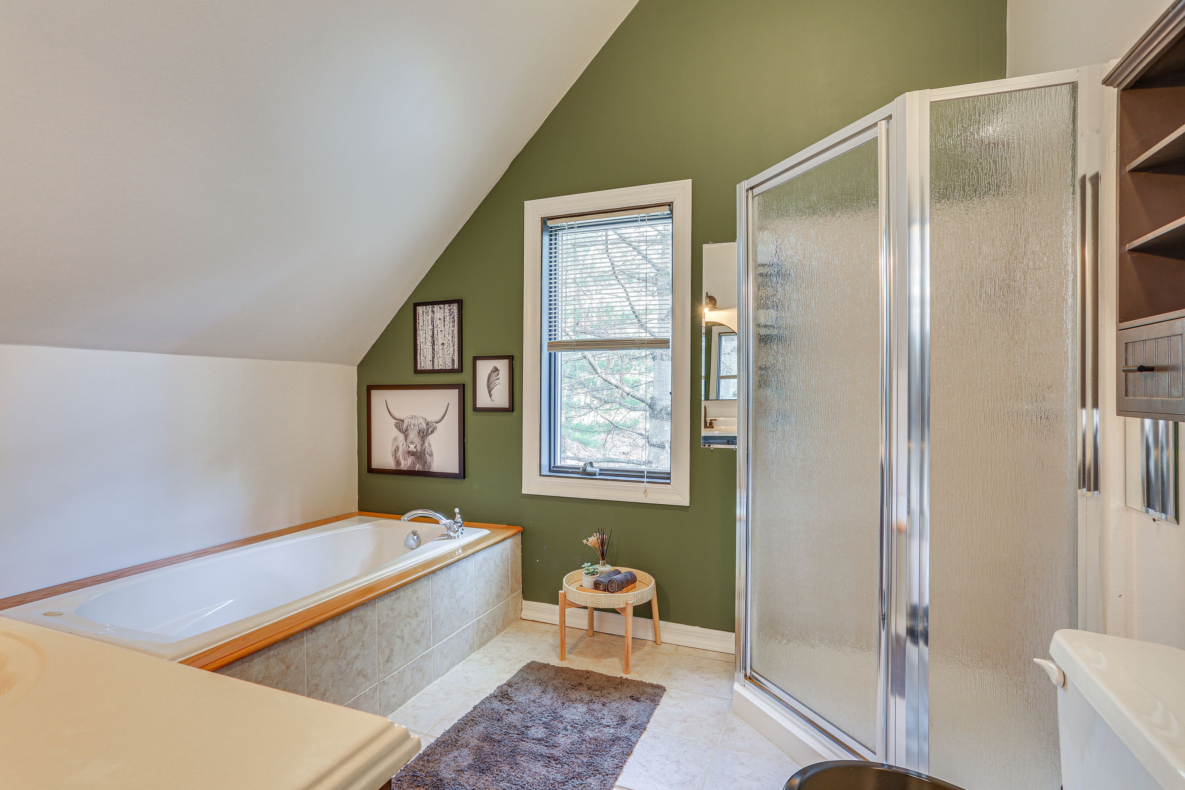 Full Bathroom | Towels Provided | Jetted Soaker Tub