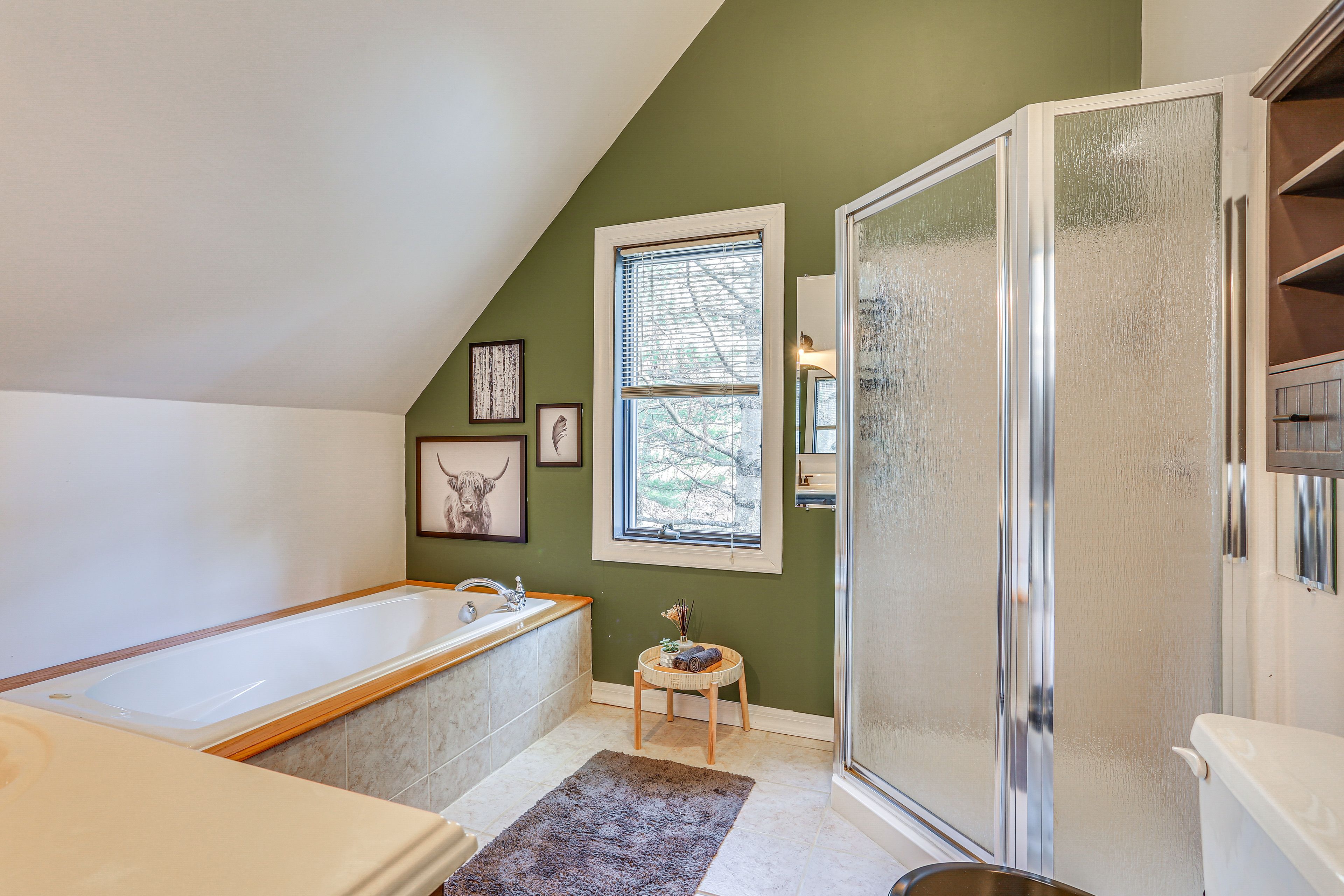 Full Bathroom | Towels Provided | Jetted Soaker Tub