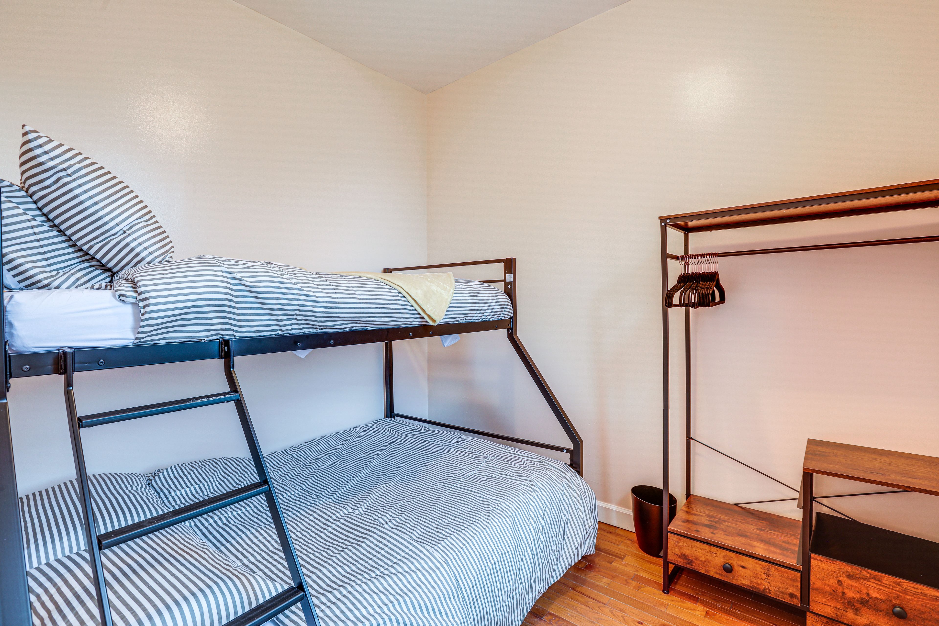 Bedroom 2 | Twin/Full Bunk Bed