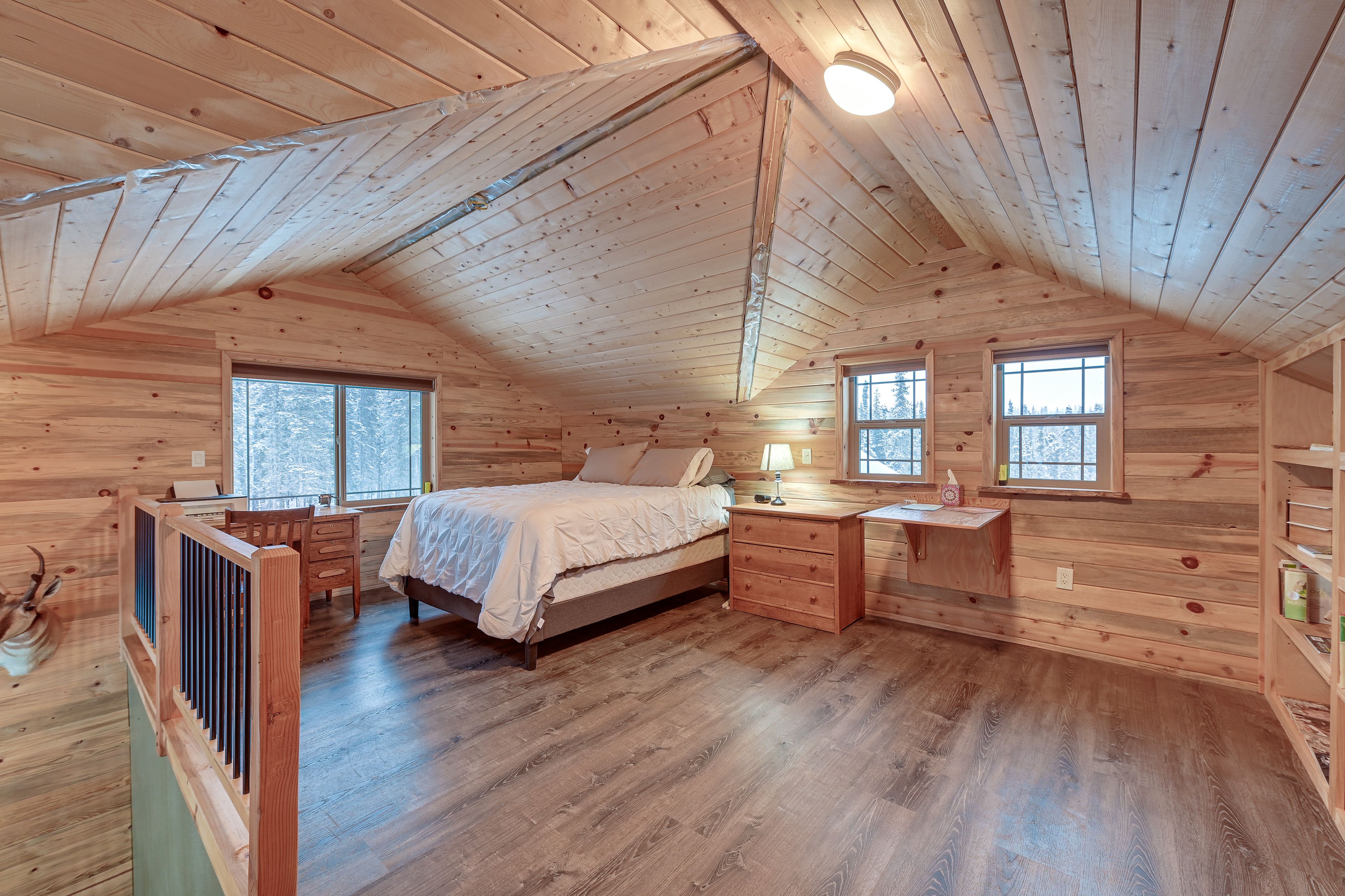 Loft | Queen Bed | 2nd Floor