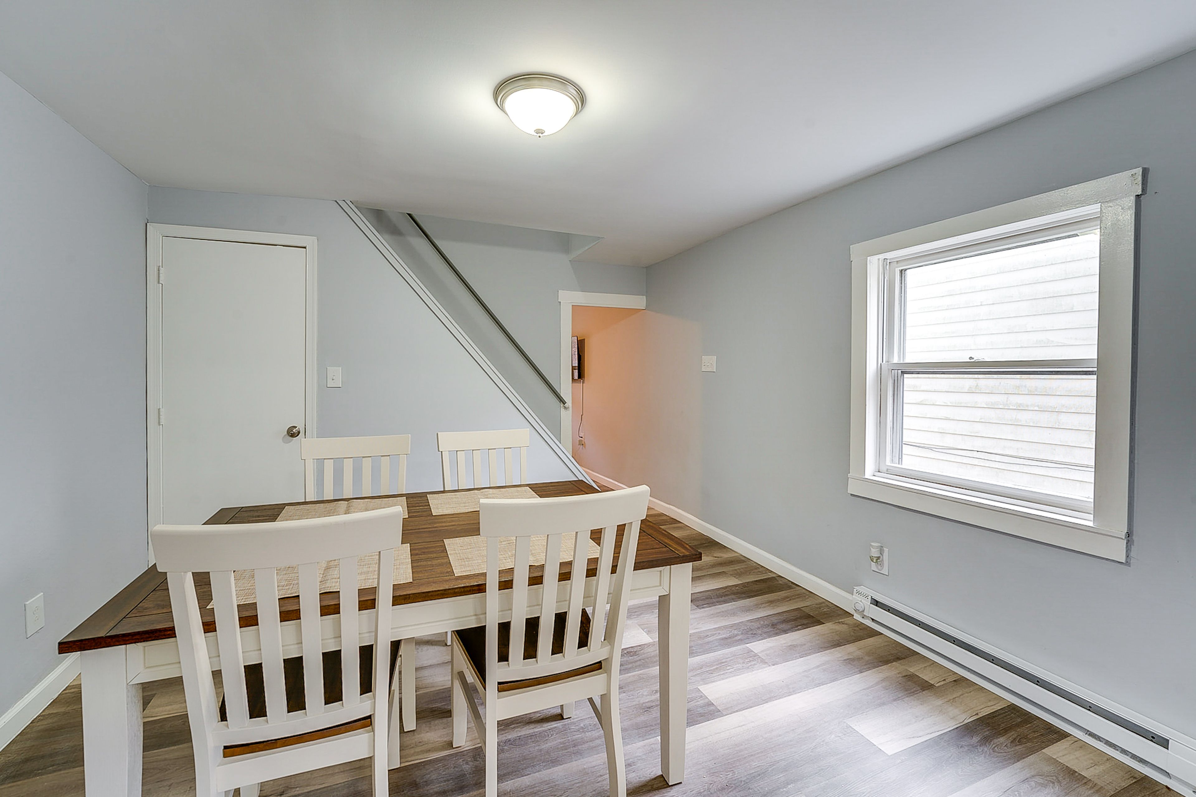 Dining Area | Dishware/Flatware Provided
