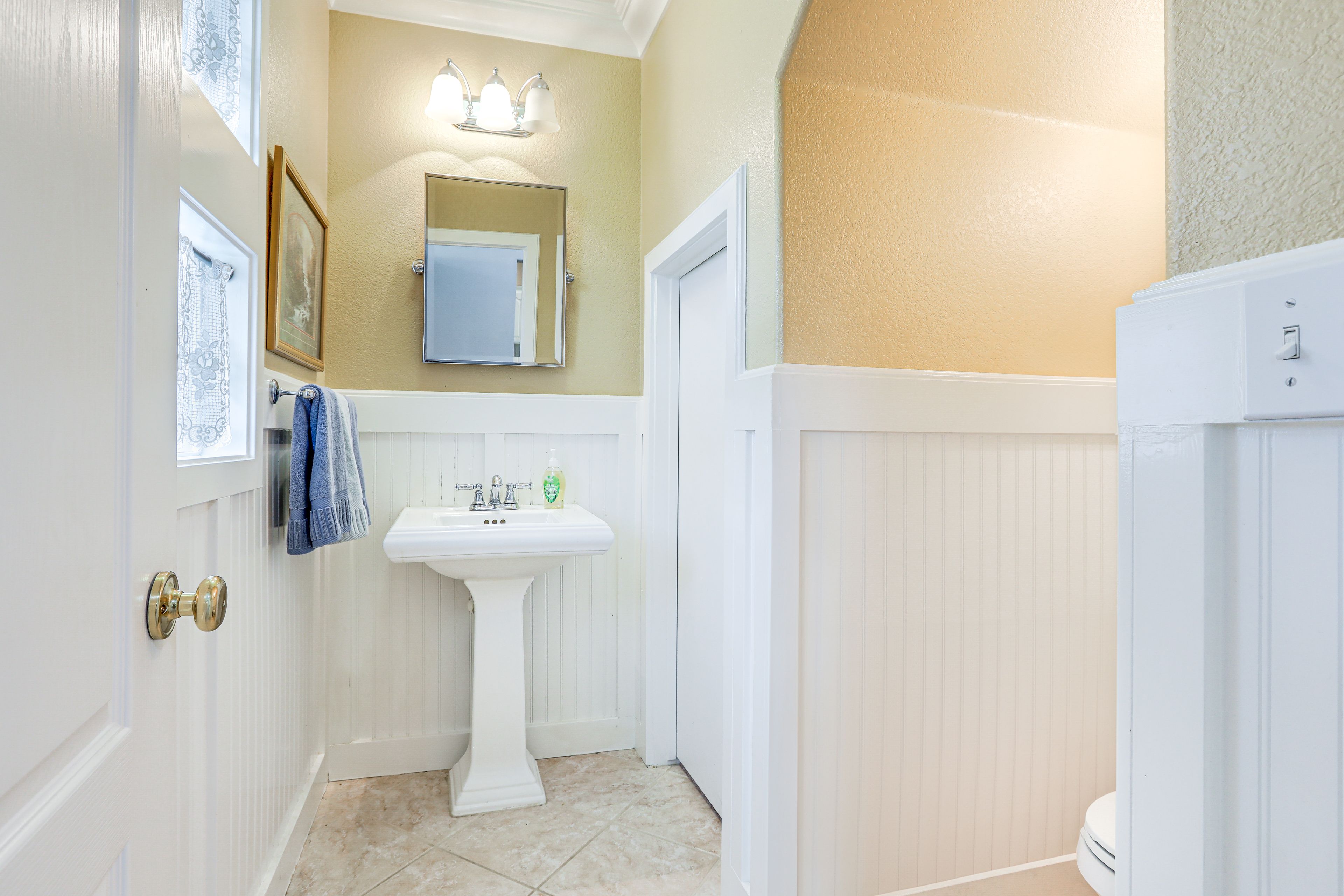 Half Bathroom | 1st Floor | Complimentary Toiletries